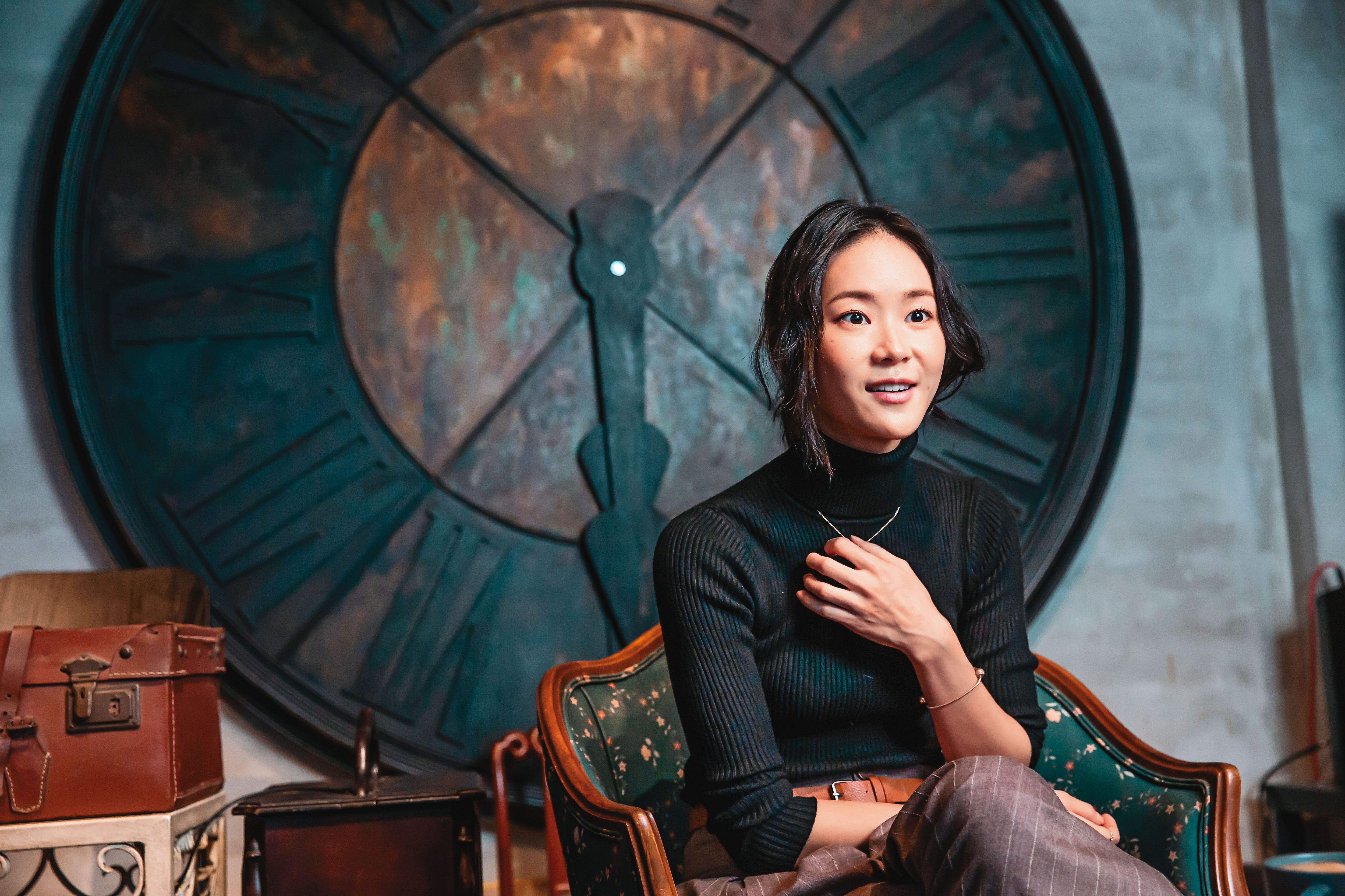 不同於戲劇螢光幕前職場女強人的氣勢，私底下的鍾瑶相當低調親切。