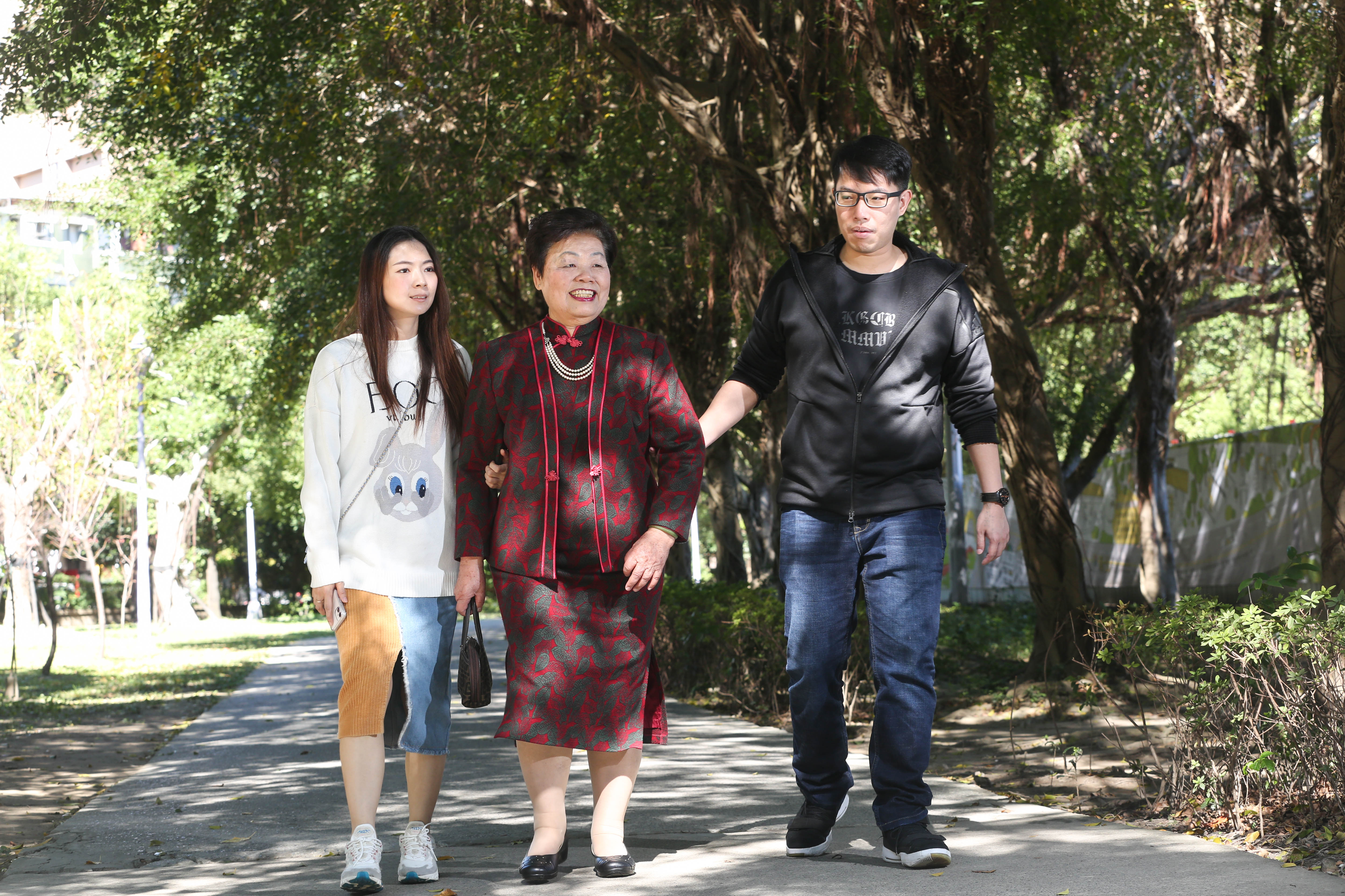 陳威領（右）從小與阿嬤（中）相依為命，事業有成後，換他當阿嬤的靠山，時常偕妻回老家陪伴。