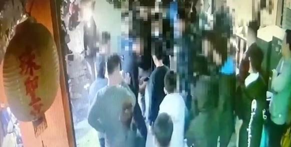 33歲謝姓男子在西園路一段212巷內遭多名黑衣人毆打,不幸左眼失明。(翻攝畫面)