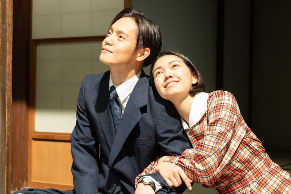 窪田正孝(左)和二階堂富美在NHK晨間劇《歡呼》(YELL)飾演夫妻,該劇受到疫情影響停工,去年一度停播。(翻攝自realsound)
