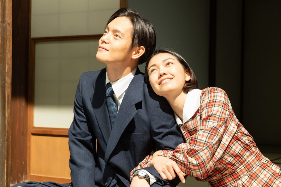 窪田正孝（左）和二階堂富美在NHK晨間劇《歡呼》（YELL）飾演夫妻，該劇受到疫情影響停工，去年一度停播。（翻攝自realsound）