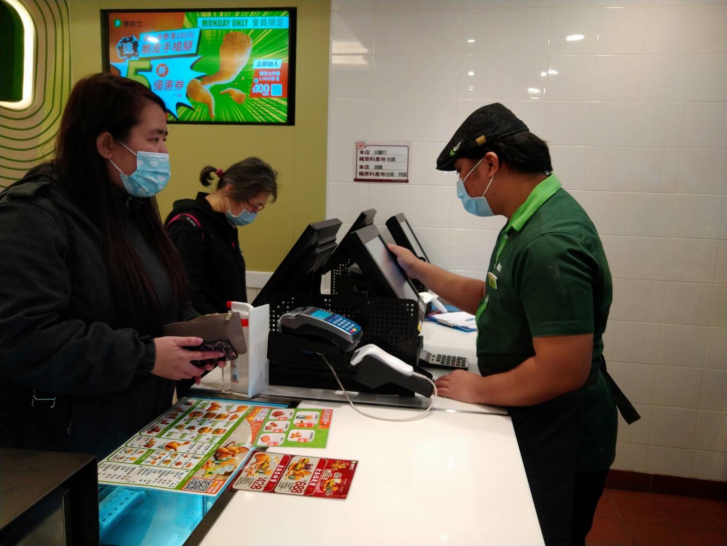 好脾氣的阿智（右）就算遇到客人諸多的要求也能一笑帶過。（頂新和德文教基金會提供）