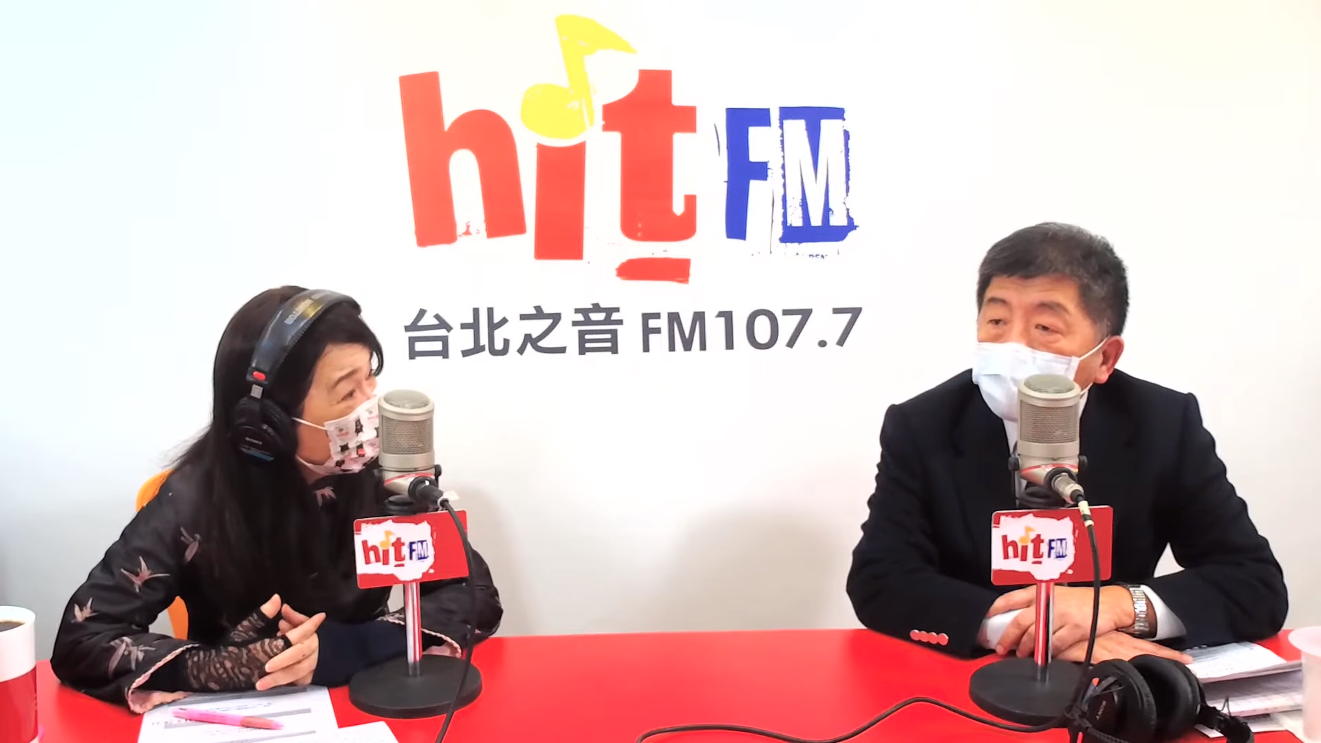 陳時中（右）今天在周玉蔻（左）的廣播節目上提及部桃案護理師一家。（翻攝自hitfm YouTube頻道）