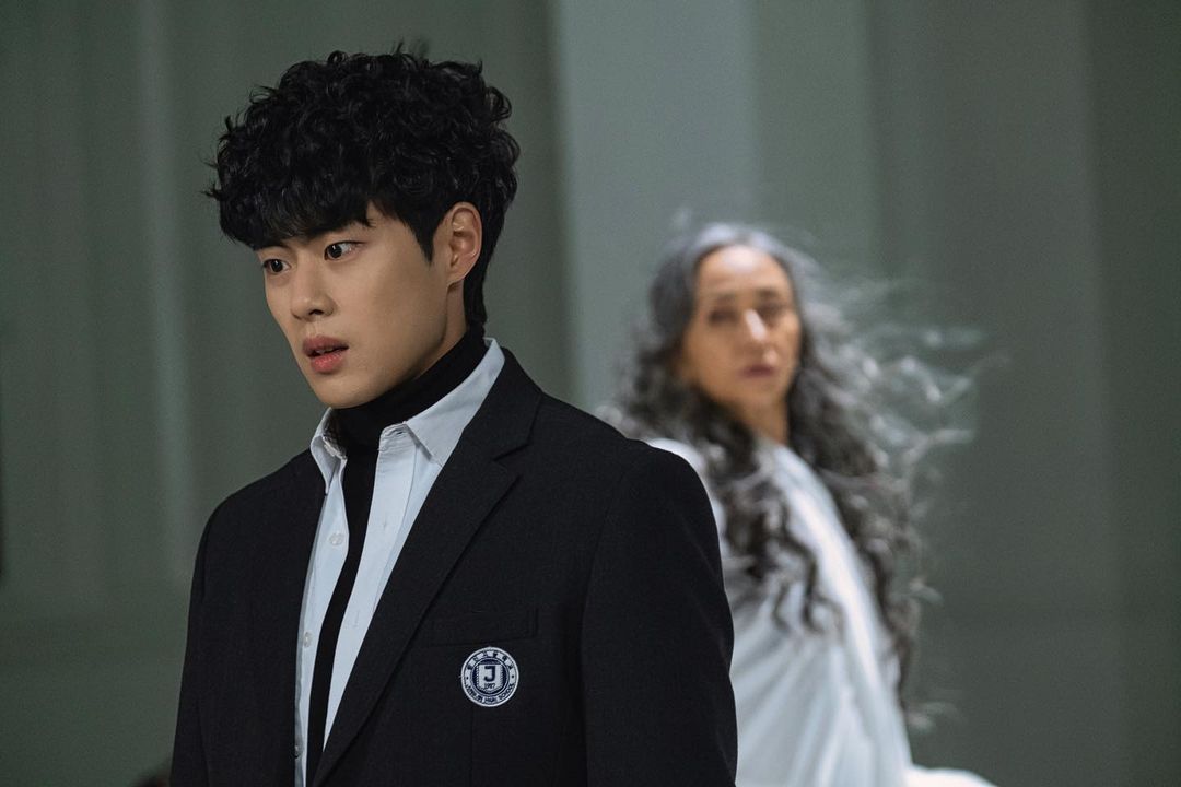 趙炳圭（左）主演韓劇《驅魔麵館》播出後大獲好評，今卻傳出他學生時期曾對同學言語霸凌。（翻攝自趙炳圭Instagram）