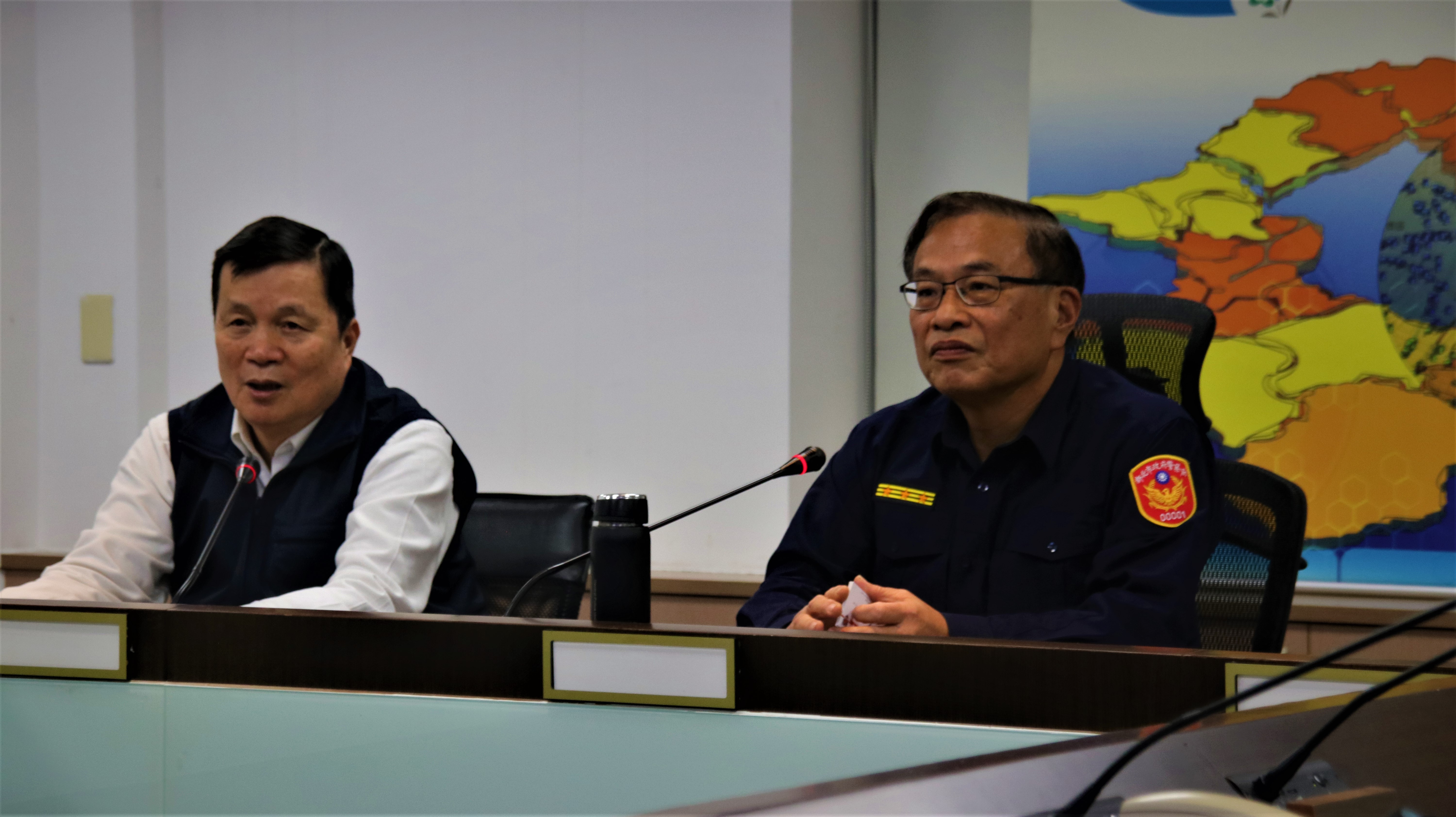 新北市警局局長黃宗仁（右）今（17）公布125人警界中高階人事異動，展現「走公道」的決心。