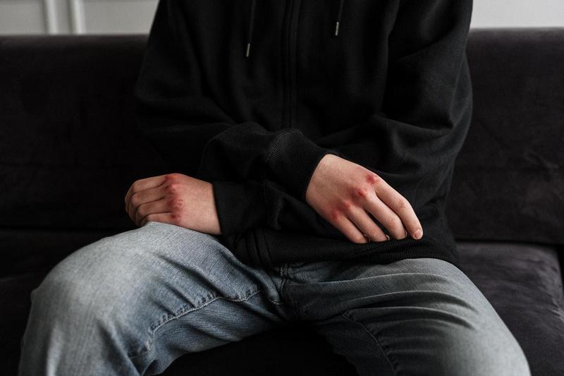 新北市一名葉姓男子在大街上四處播放A片給少女、兒童觀看，被一狀告上法院判刑。（示意圖，翻攝自Pexels）