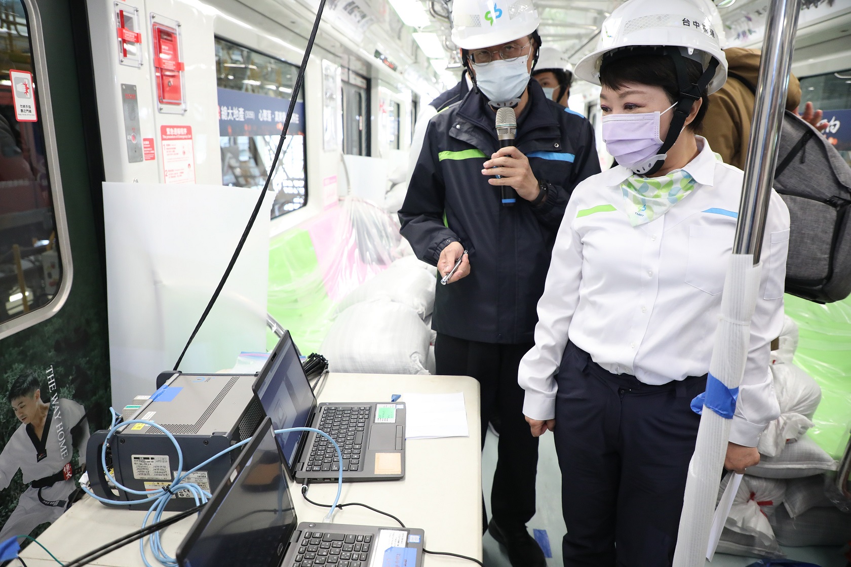台中市長盧秀燕登上停放於廠內的載重測試車視察。(台中市政府提供)