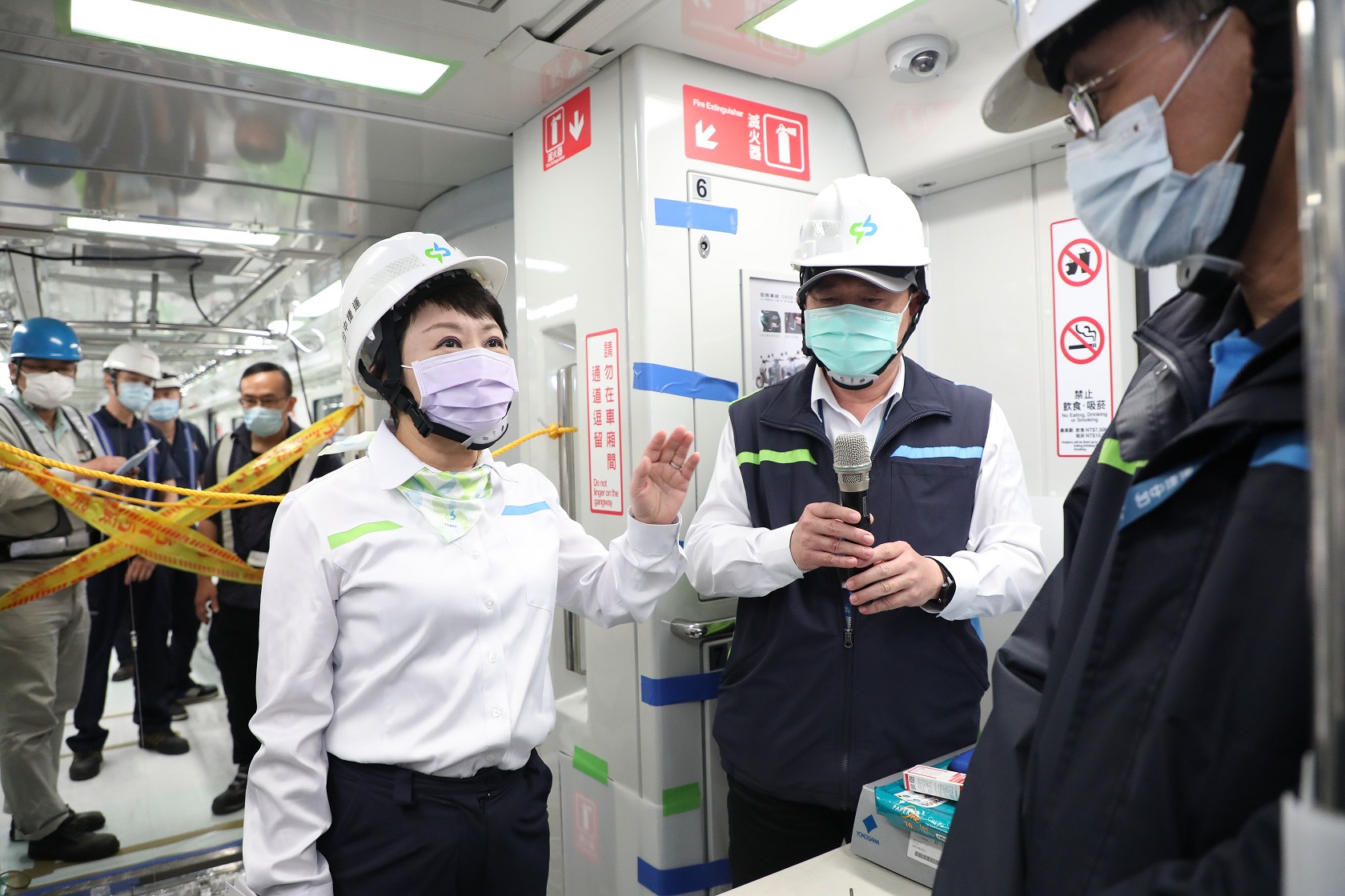 台中捷運綠線去年發生聯結器軸心斷裂暫停試營運，台中市長盧秀燕（前排左）今天前往北屯機廠視察改善情形。（台中市政府提供）