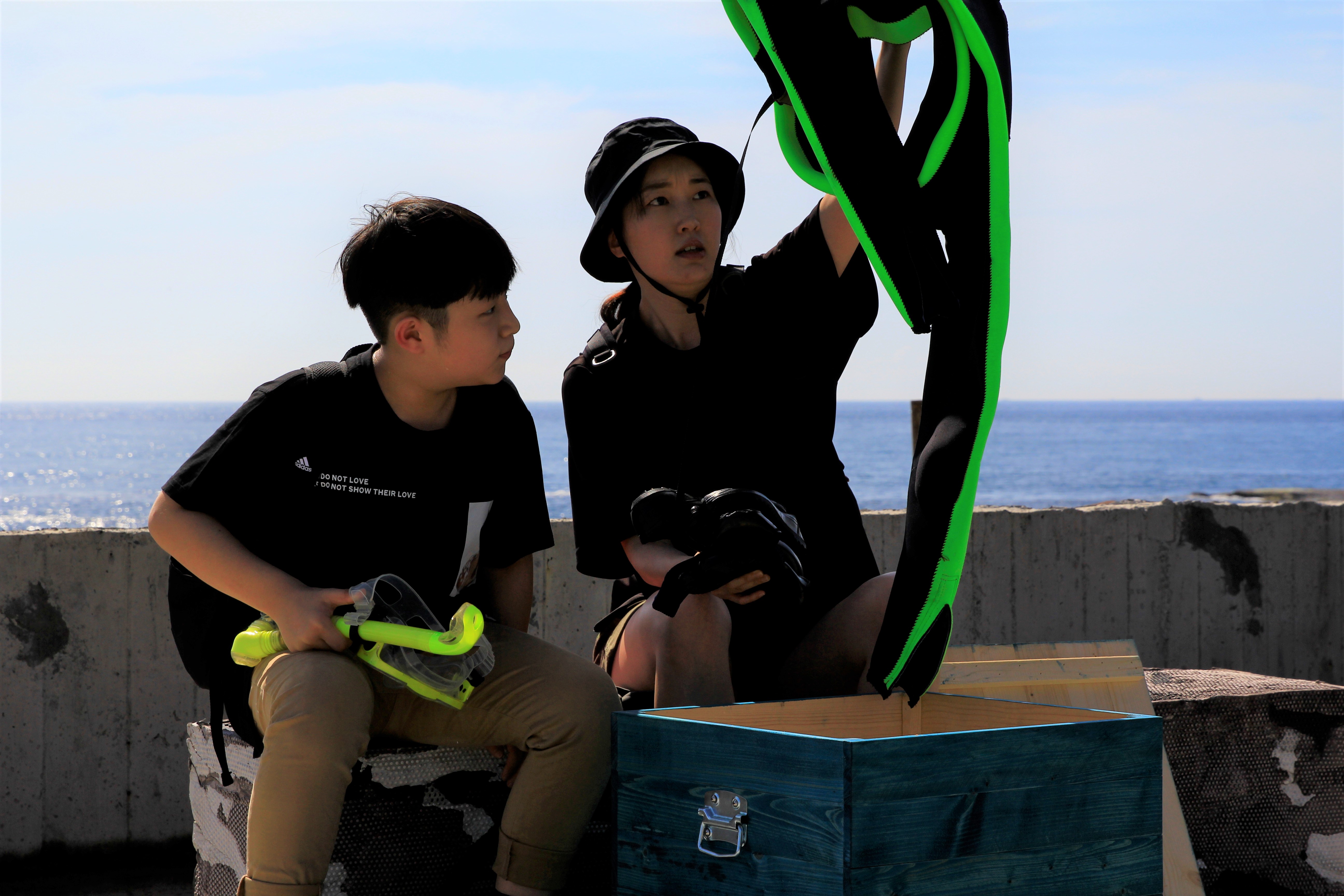 巴鈺（右）參與《我家住海邊》錄製，與小夥伴元豪（左）前往新北市貢寮區馬崗村尋找快要消失的「海女」。（公視提供）