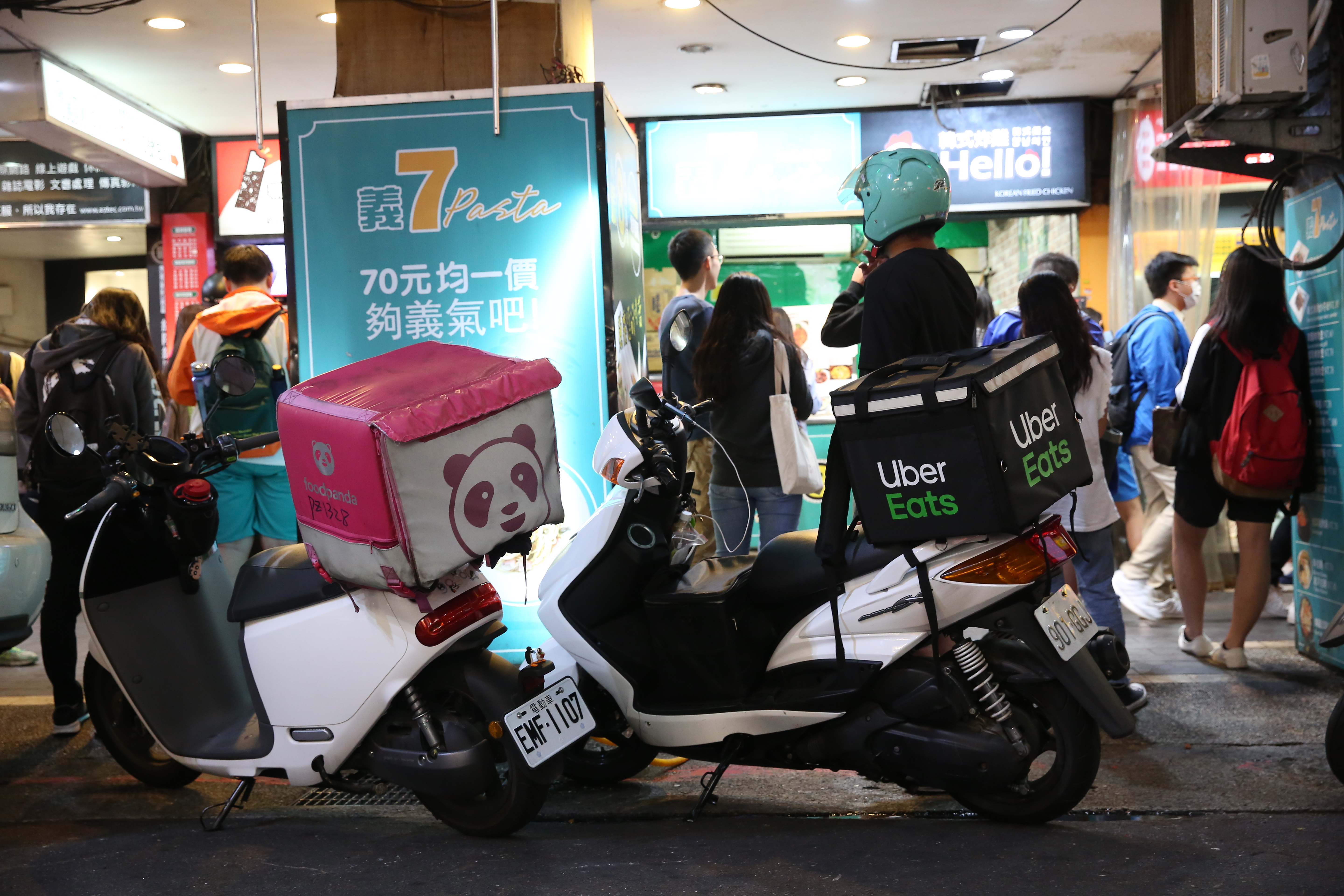 foodpanda與Uber Eats分別祭出開工優惠。（示意圖，資料照）