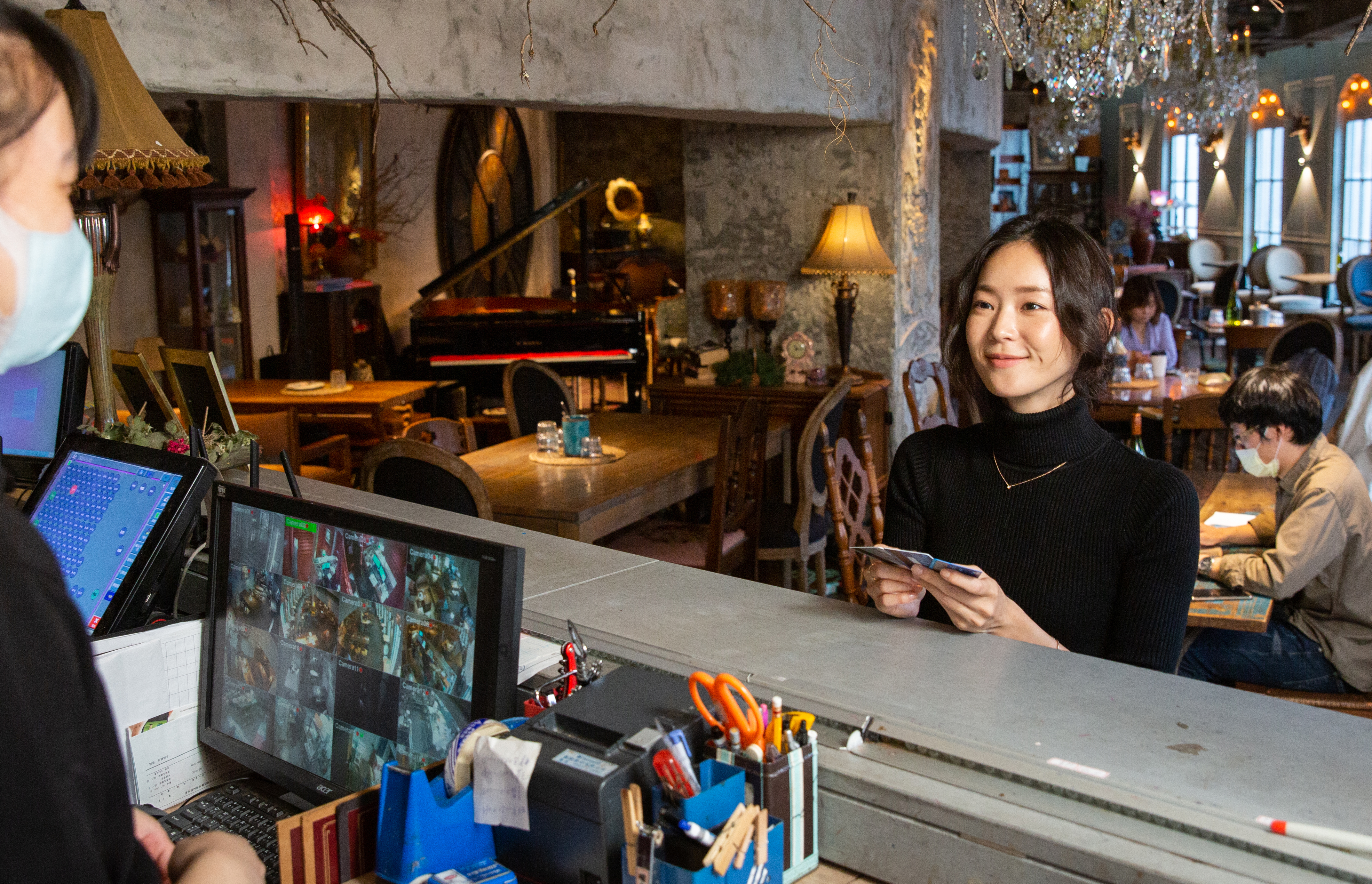 沒有記帳習慣的鍾瑶，都是靠信用卡帳單檢視每月消費。