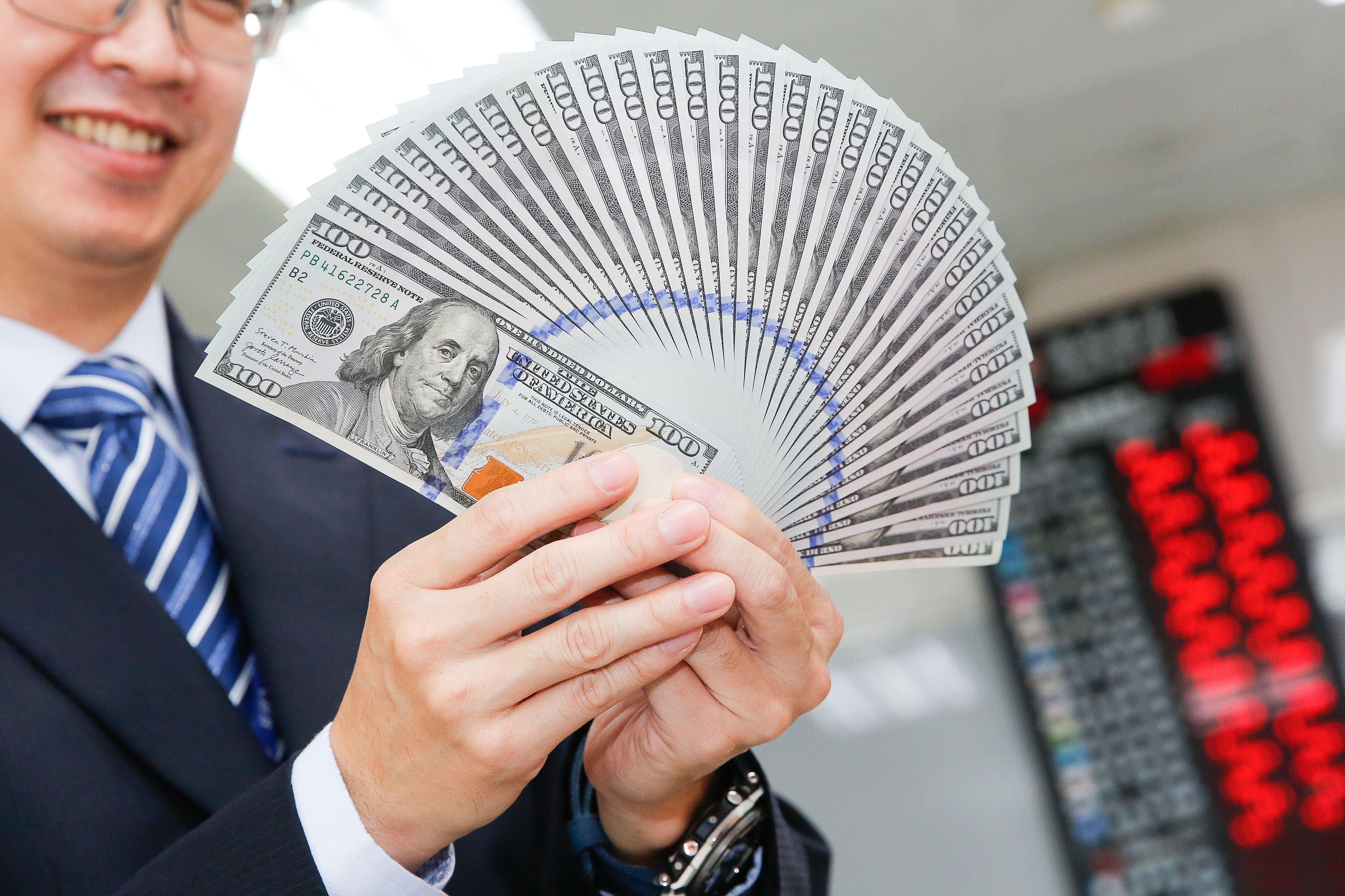 投資部分,鍾瑶以美金定存與活存為主,並懂得在低檔加碼。