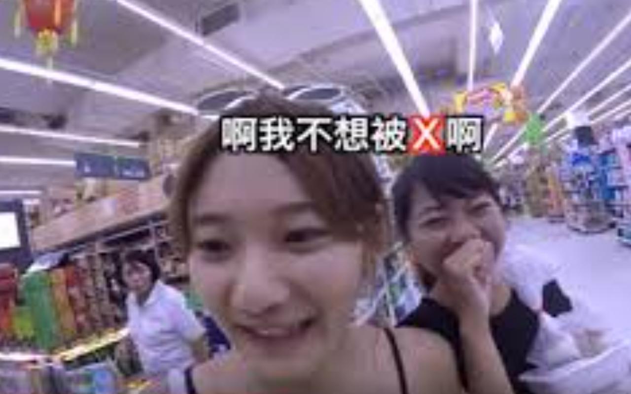 世大運搭訕外國選手爭議︰2017年台北世大運期間,愛莉莎莎與友人衝林口搭訕外國選手拍影片,她們澄清︰「台灣有世大運為什麼不去選手村玩呢?直接去認識選手們不是更爽?」(翻攝自玩命女子YT頻道)