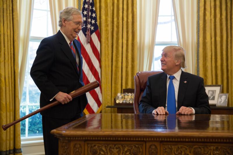 麥康乃爾（左）認為，川普（右）應該為國會暴動負起責任。（翻攝自mcconnell.senate.gov）