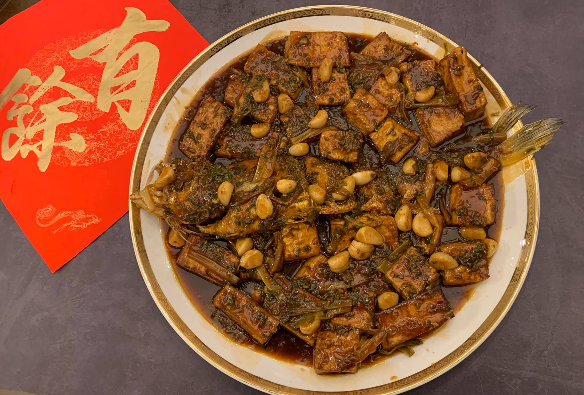 春節前在南門市場盧記看到大尾的野生黃魚，就用家傳祕訣來烹這道「豆腐燒黃魚」，煮出來非常夠味。