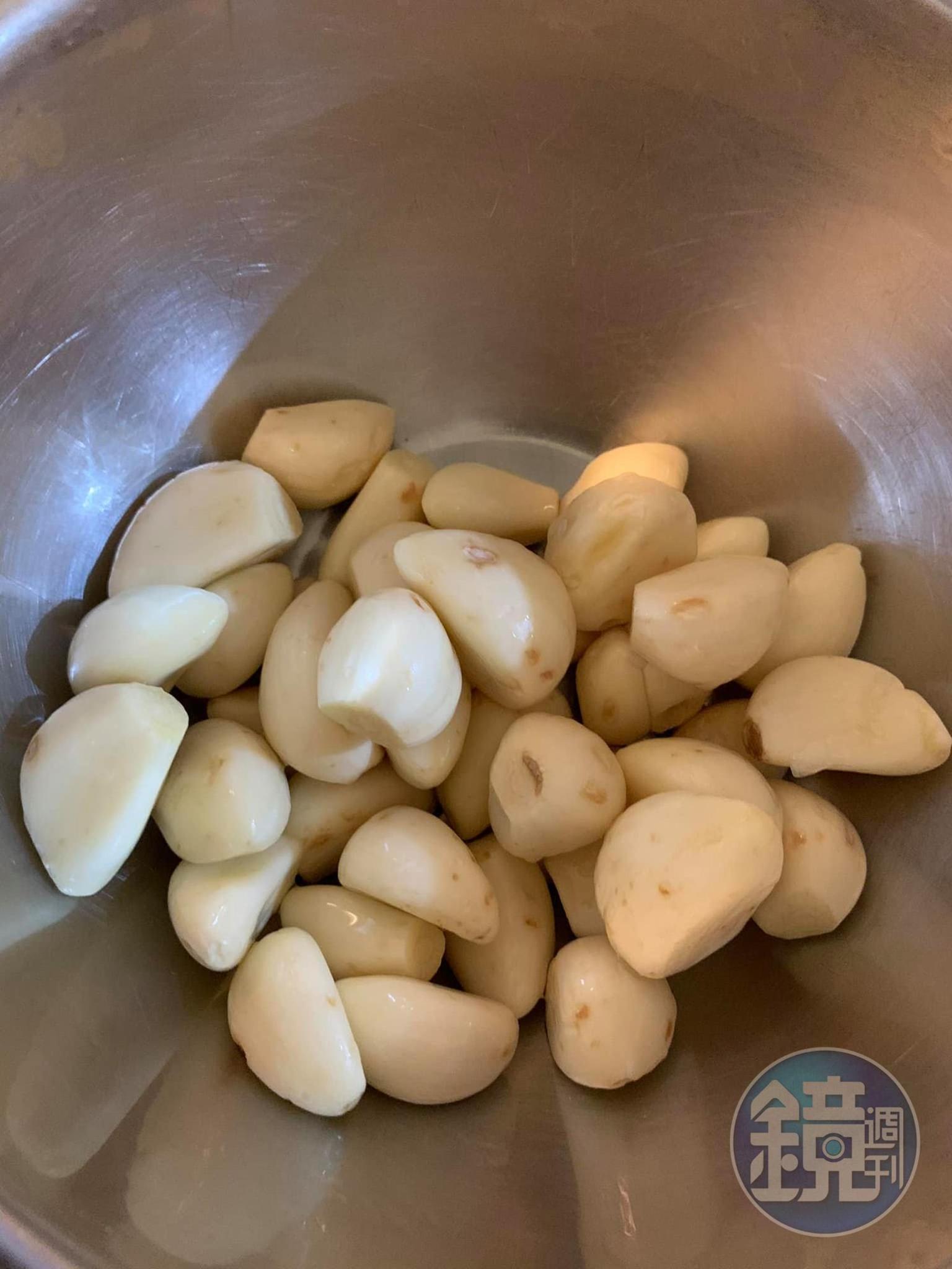 蒜頭準備了20顆。