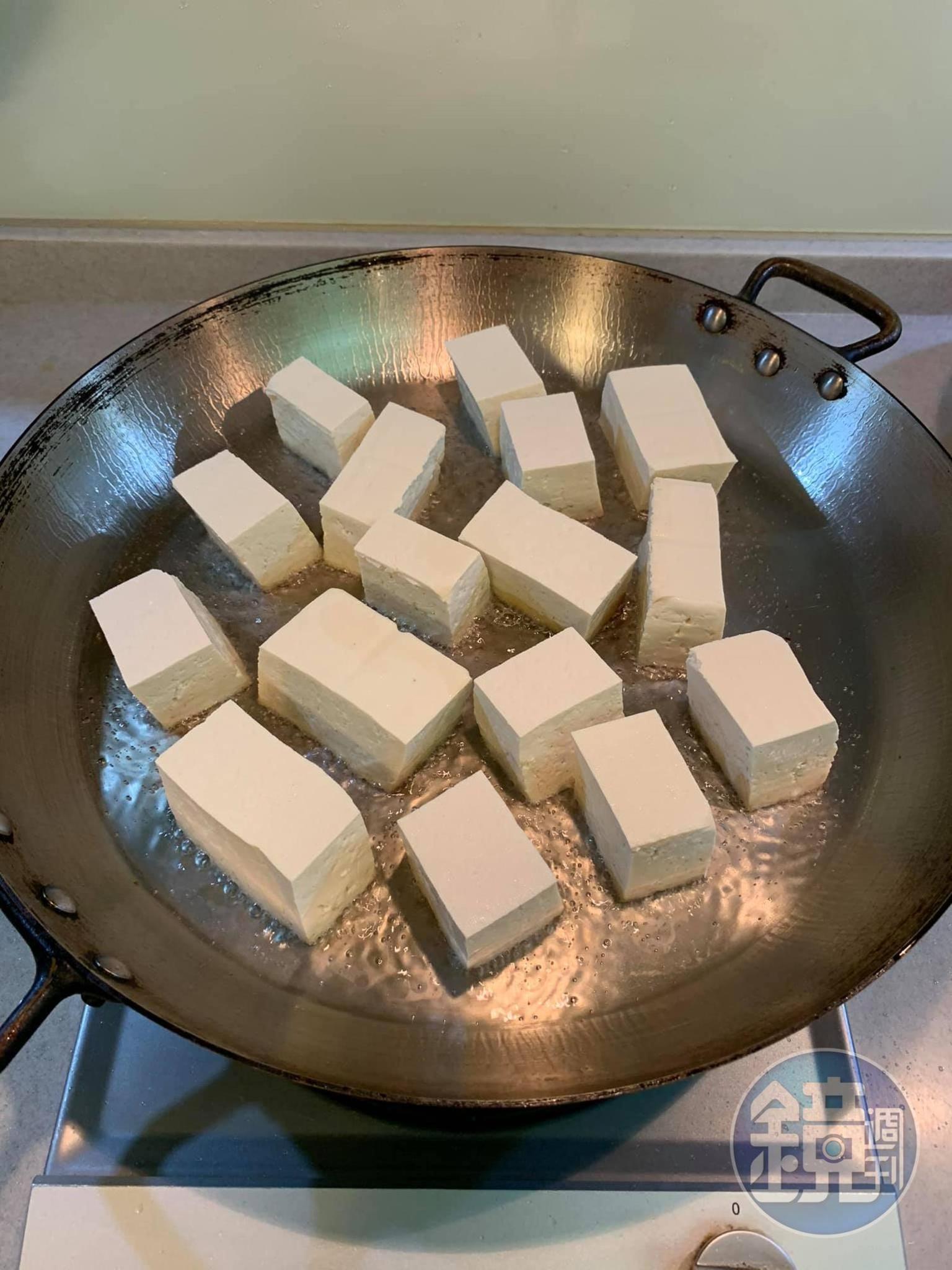 開始煎板豆腐。