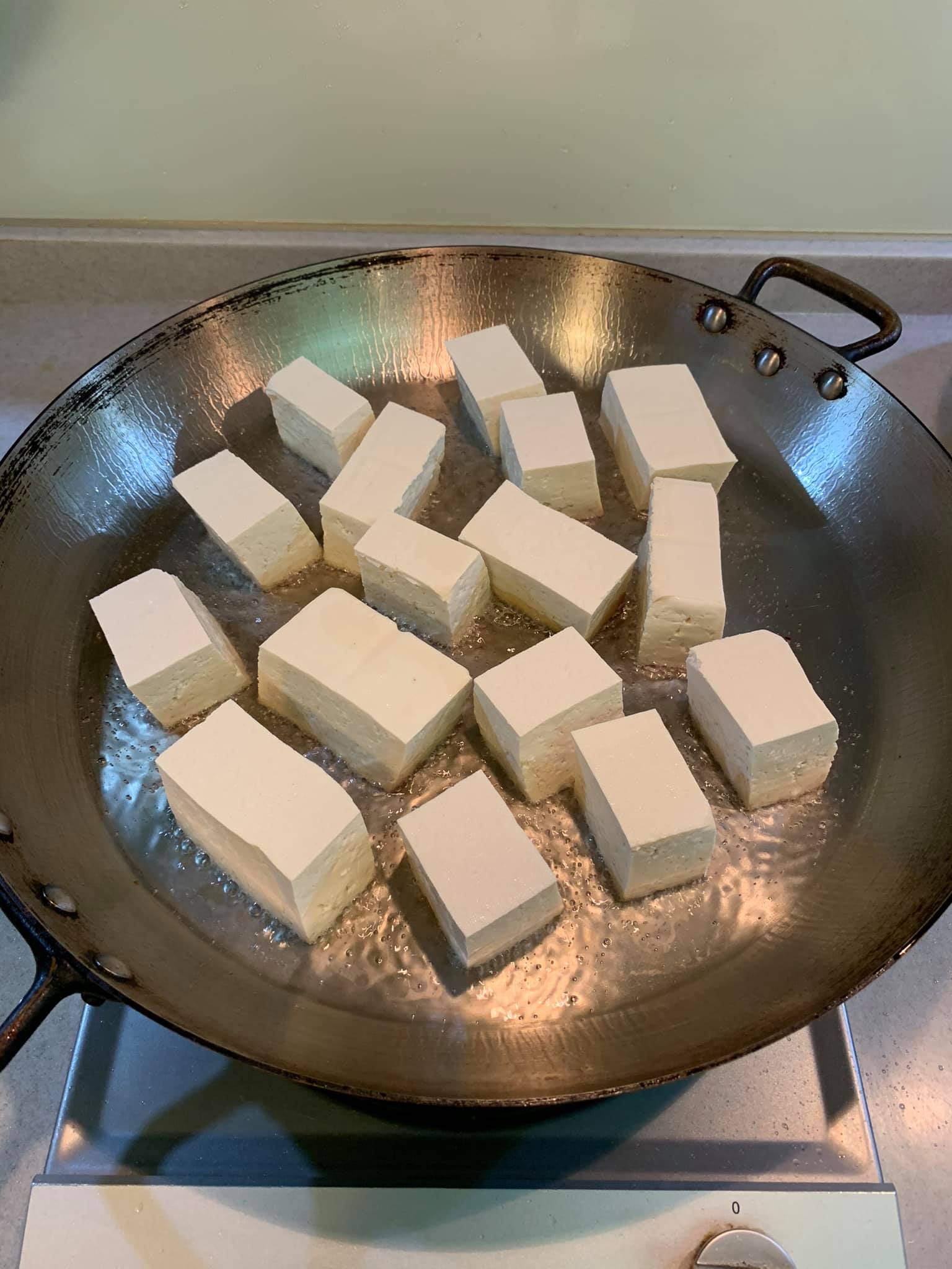 開始煎板豆腐。