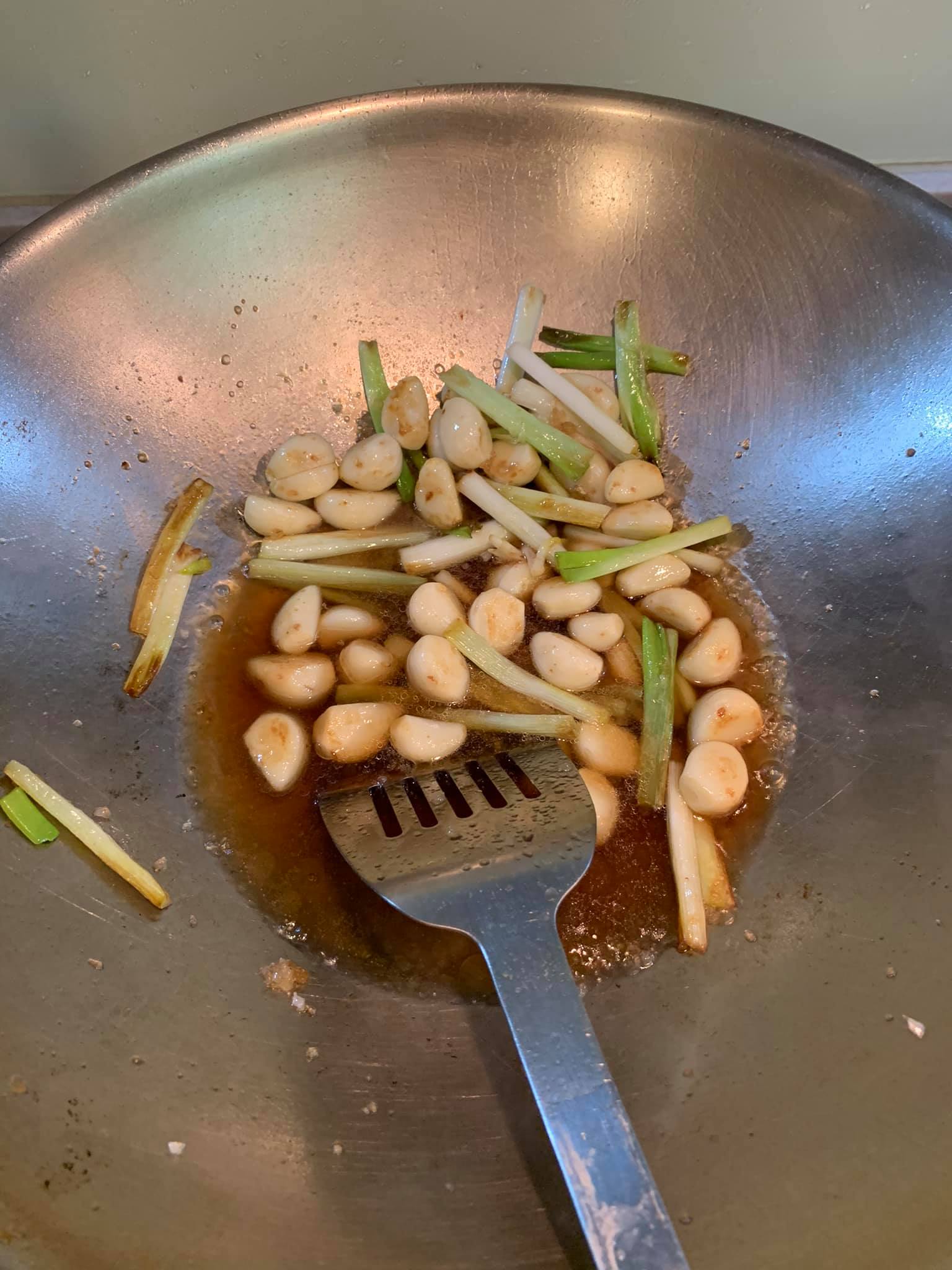 放半罐醋與其他醬汁同煮。