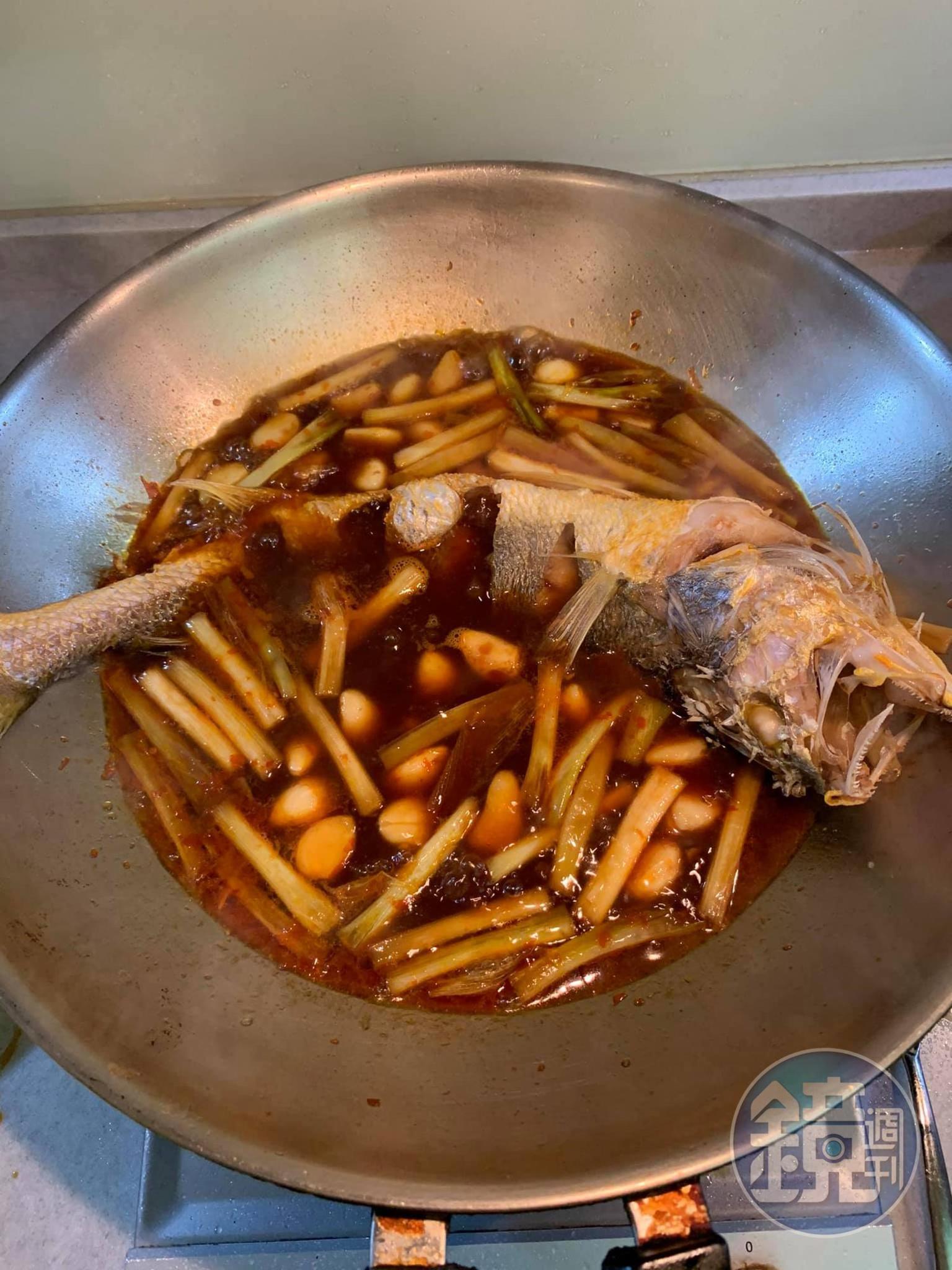 黃魚入鍋燒15分鐘。