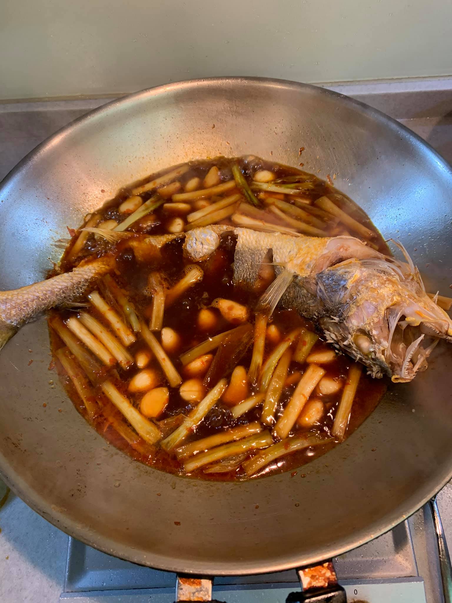 黃魚入鍋燒15分鐘。