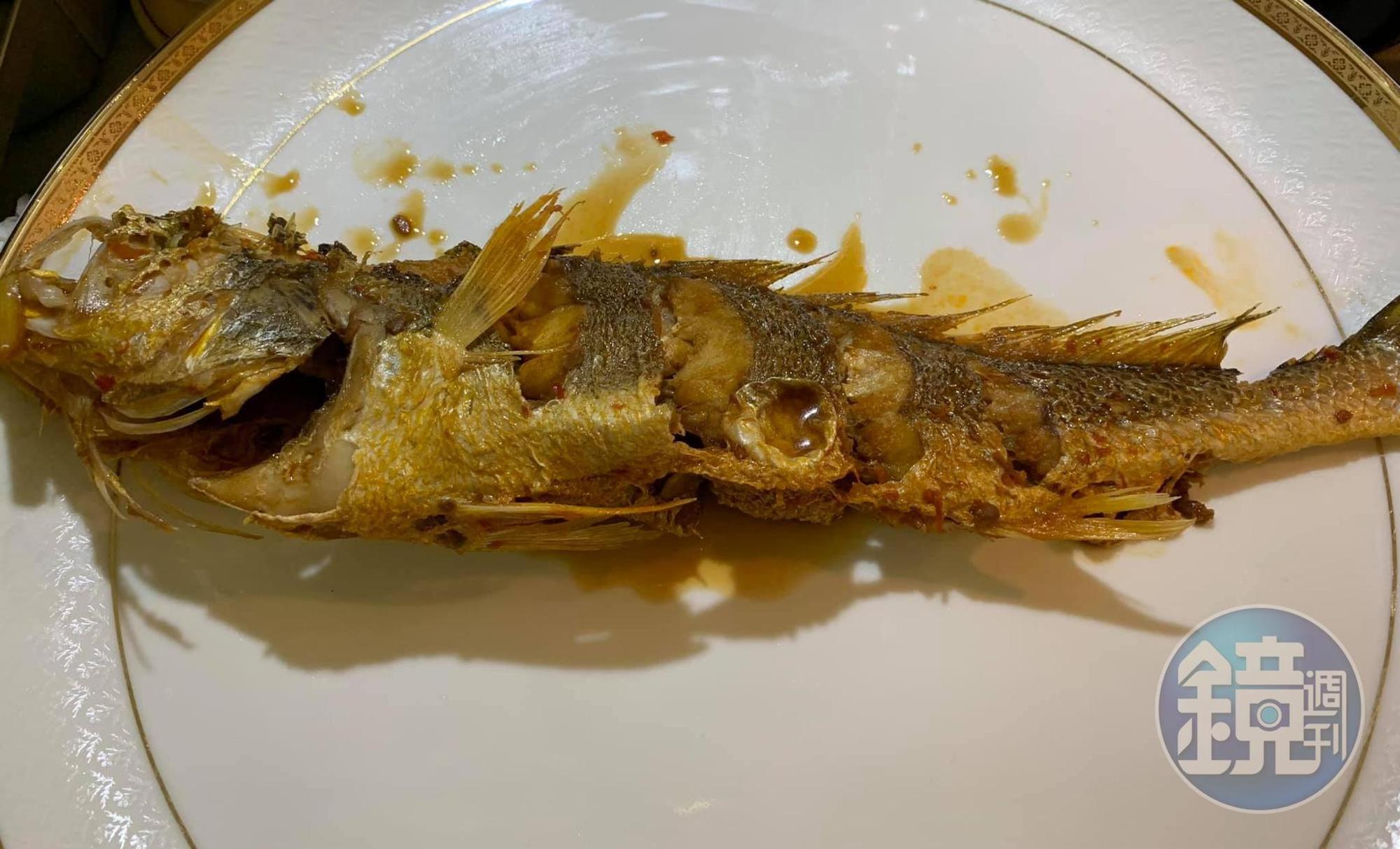 先將魚煮入味,取出。若魚不是那麼大,可和豆腐一起燒。