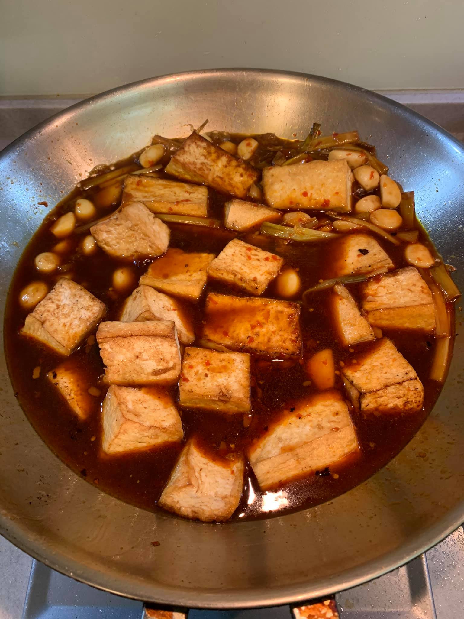 接著放豆腐燒煮入味。