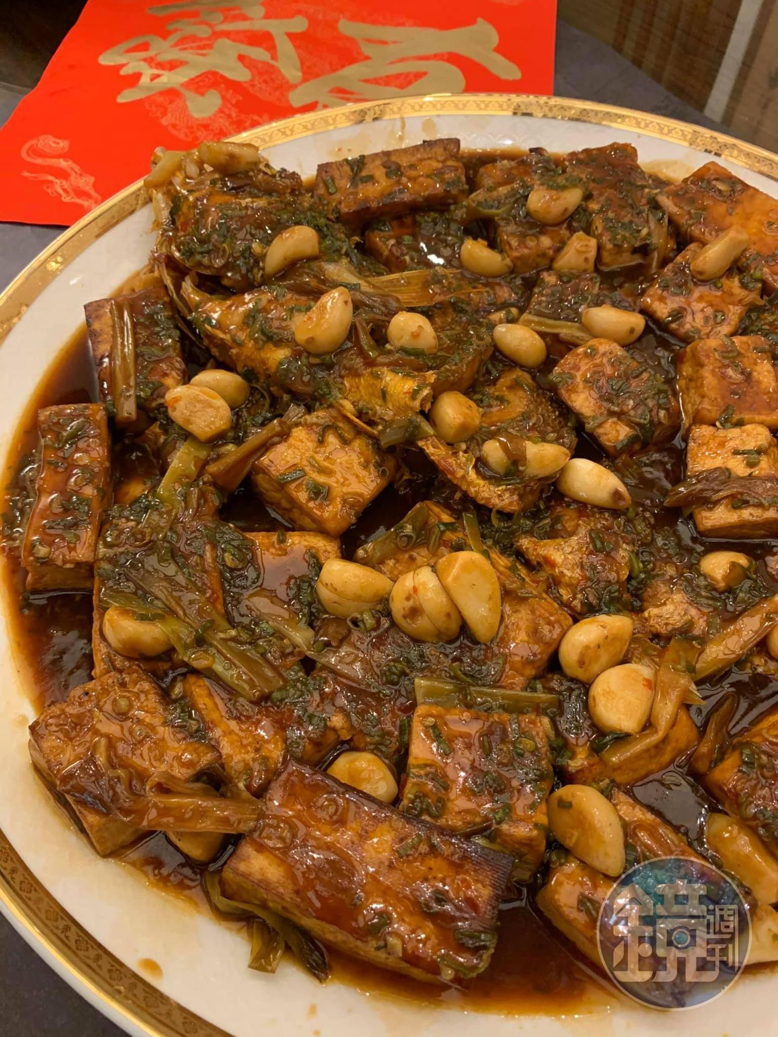 豆腐非常入味,簡直成了主角。黃魚的頭尾留下來,春節假期結束前才吃,取有餘之意。