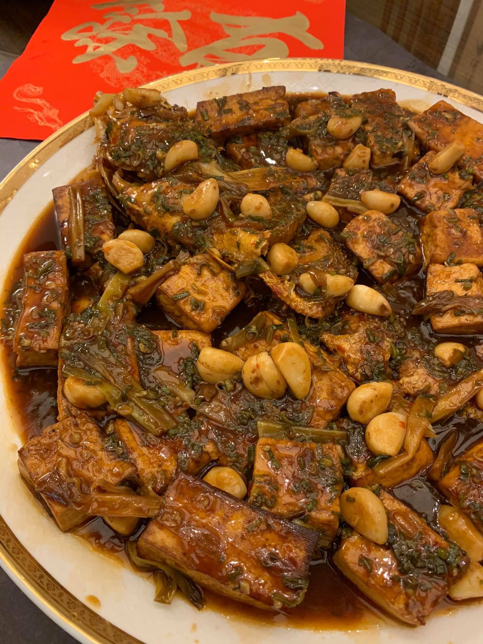 豆腐非常入味，簡直成了主角。黃魚的頭尾留下來，春節假期結束前才吃，取有餘之意。