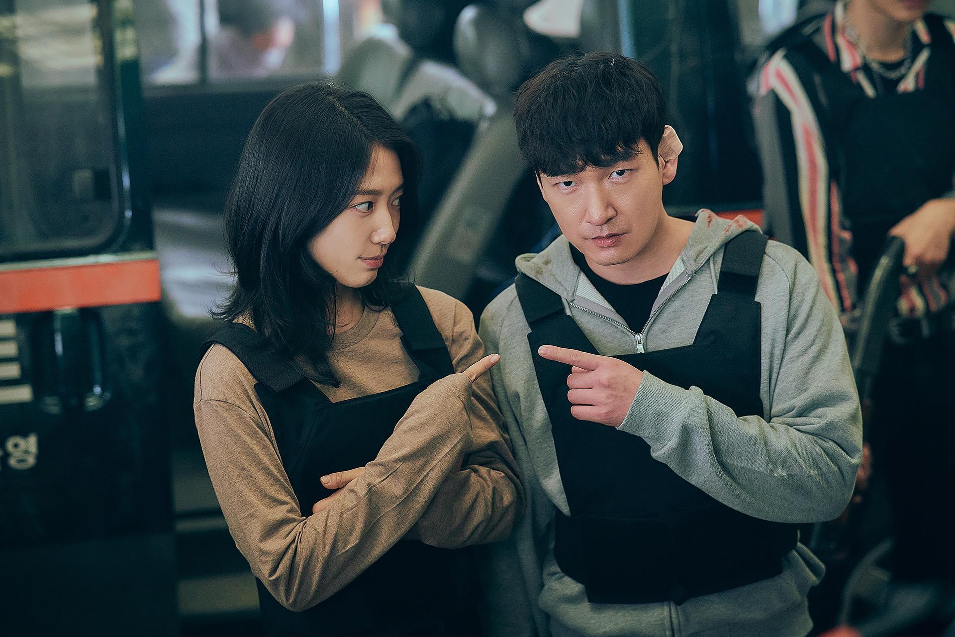 朴信惠為了拯救韓國與世界，選擇回到過去保護曹承佑。（Netflix提供）