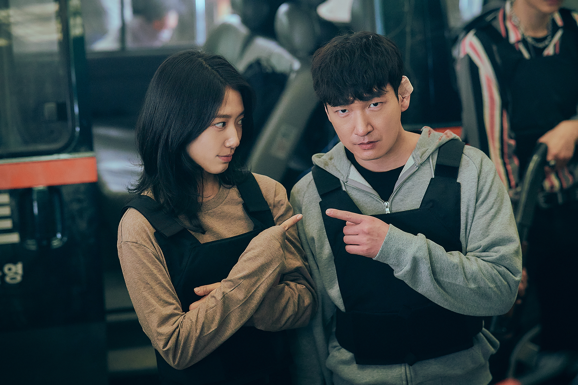 朴信惠為了拯救韓國與世界，選擇回到過去保護曹承佑。（Netflix提供）