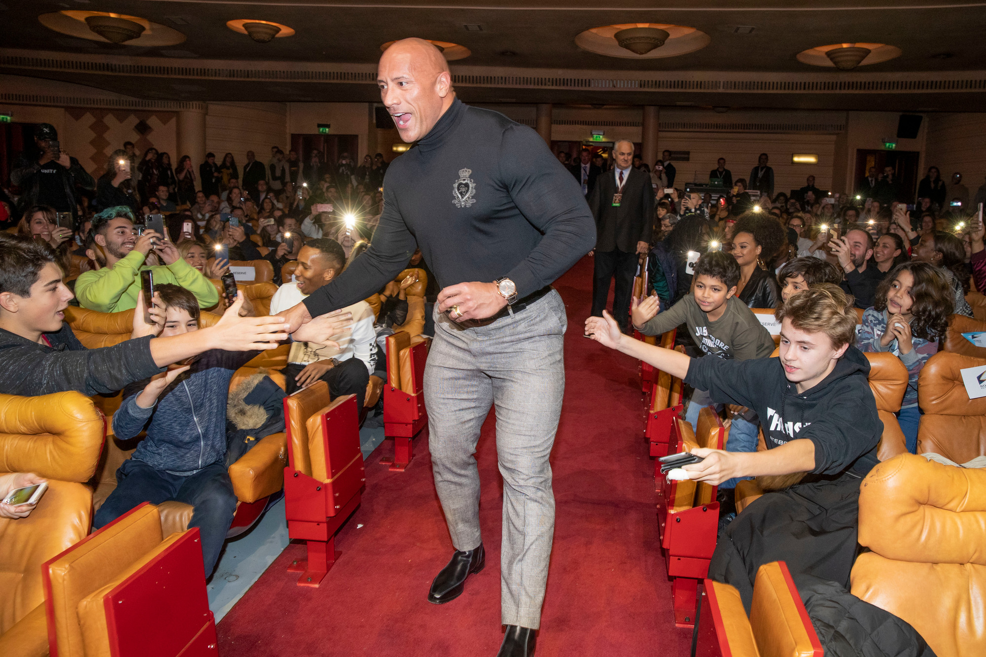 拜2部《野蠻遊戲》電影所賜,讓巨石強森也打入了小朋友年齡層,成為少數男女老幼通吃的巨星。(索尼影業提供)