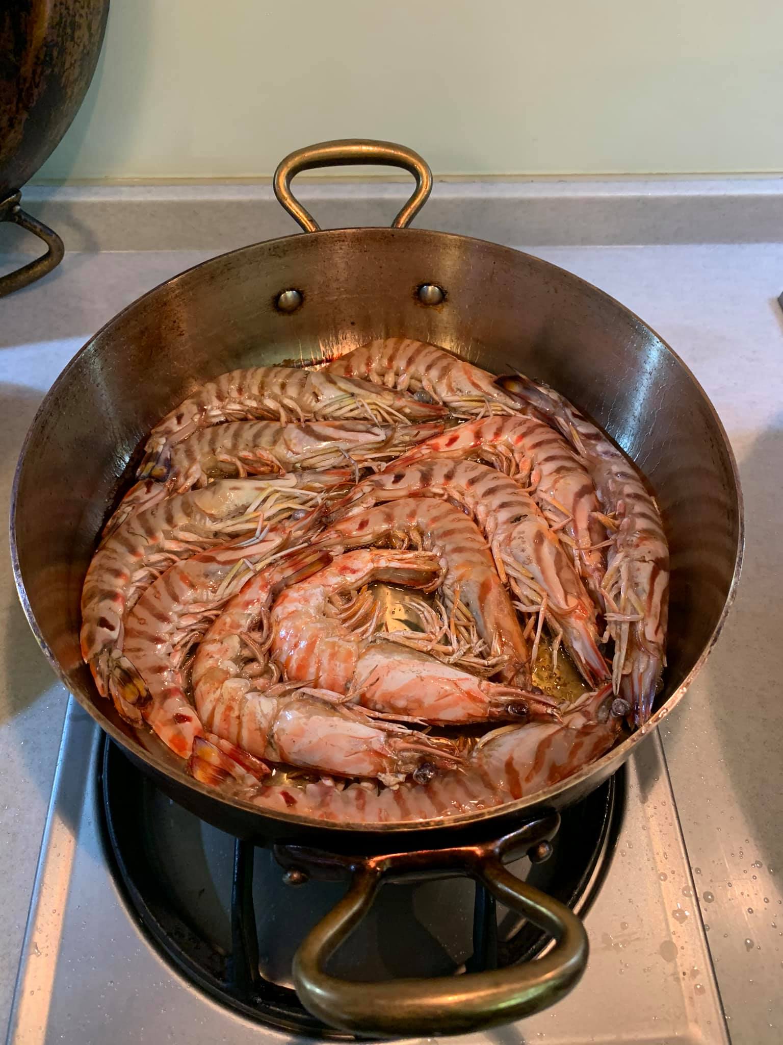 明蝦下油鍋煎。