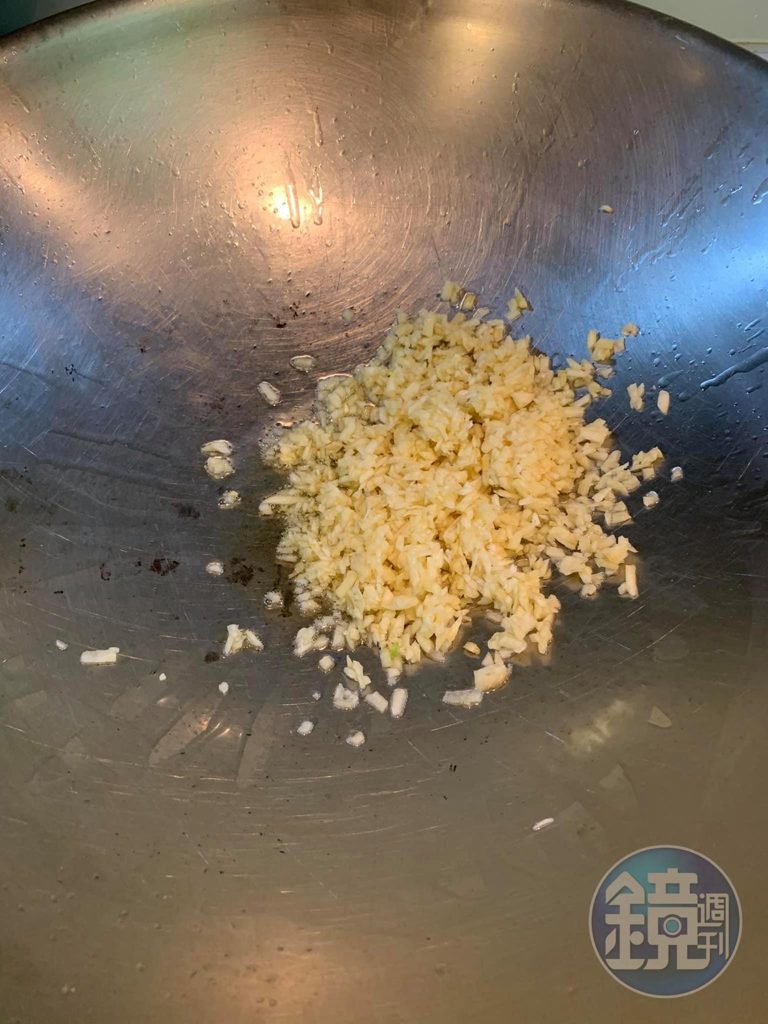 炒香蒜蓉。