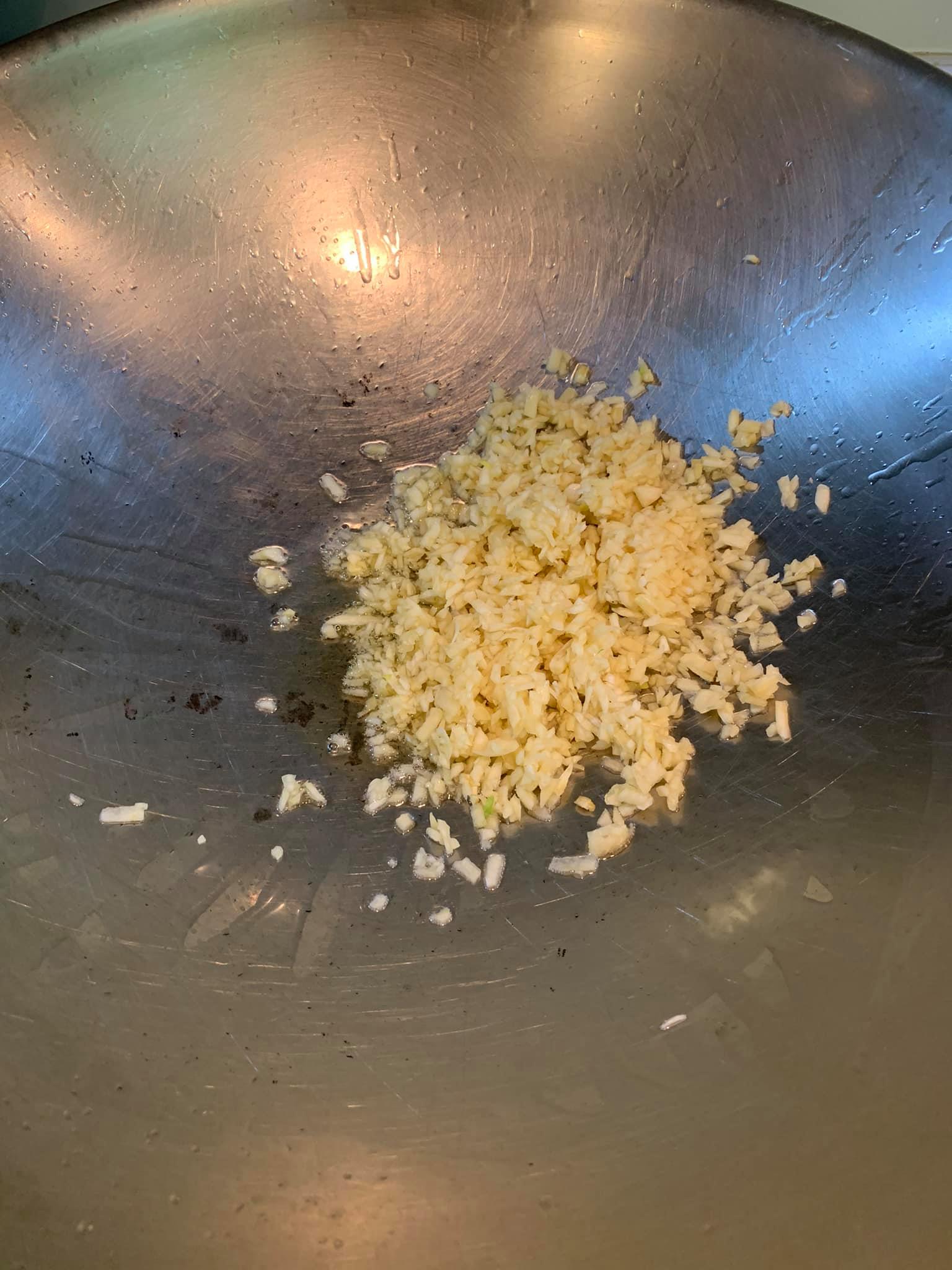 炒香蒜蓉。