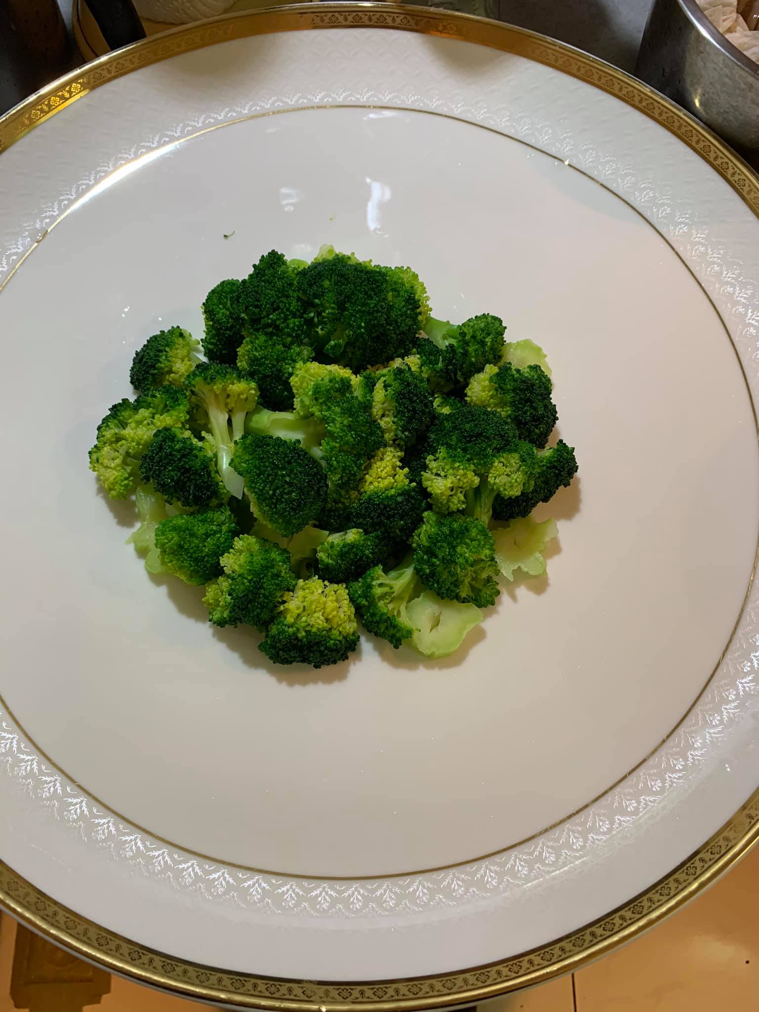 綠花椰菜先燙熟攞盤。