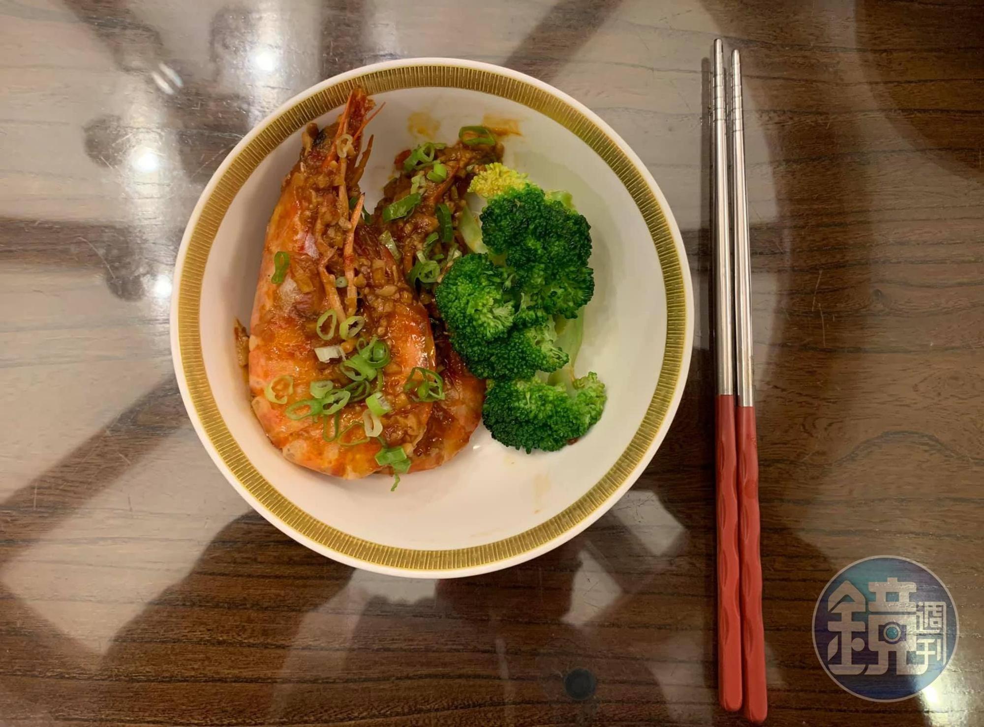綠花椰菜沾醬汁吃,很快就吃完了。