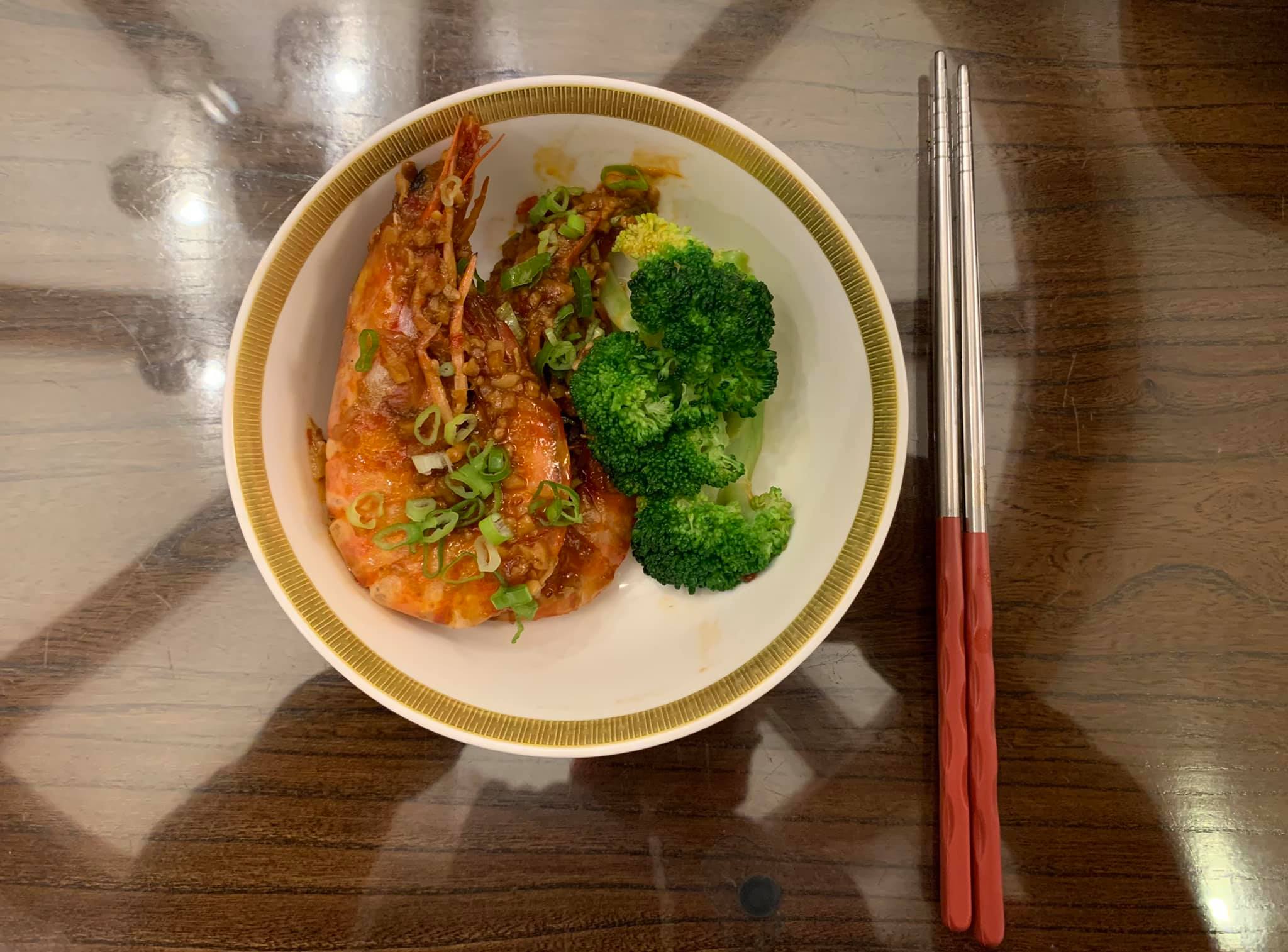 綠花椰菜沾醬汁吃，很快就吃完了。