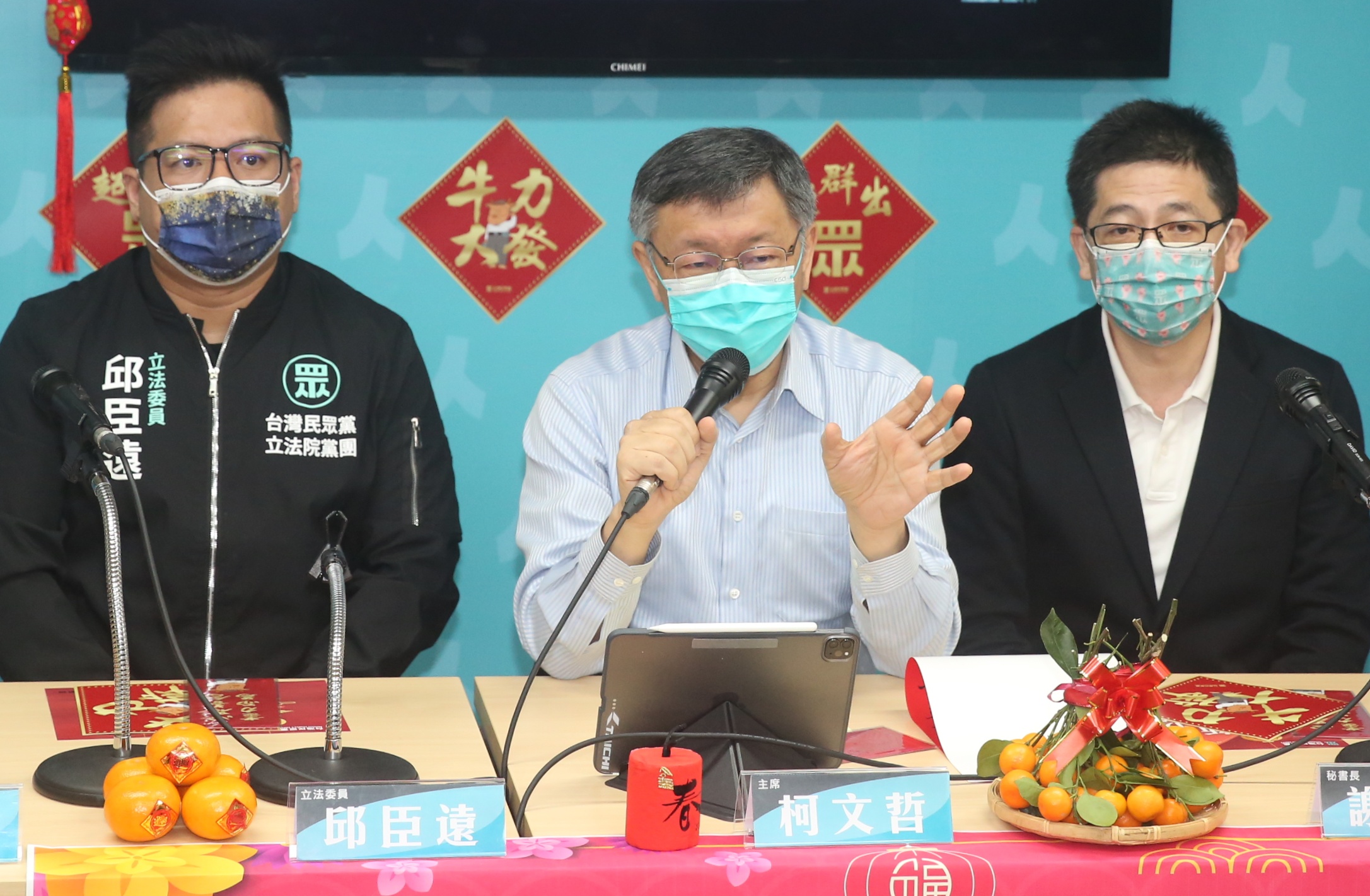 台北市長柯文哲今天中午表示，一定會支持中央政策，看到不對會舉手，但打疫苗這件事，服從中央指揮就好了。