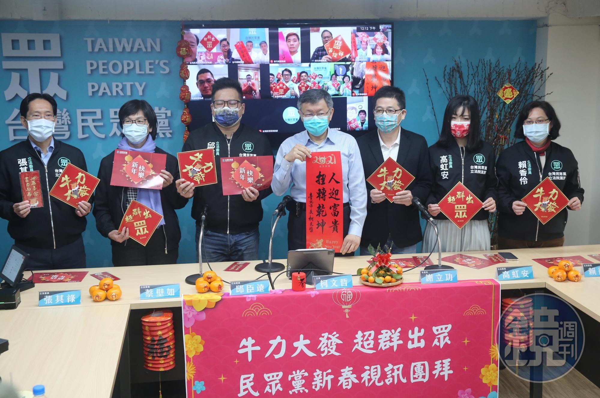 對於民眾黨黨工進駐立院黨團辦公室被批「寄生國會」，民眾黨主席、台北市長柯文哲（中）今天說，「欸拜託！我們是支援國會，整個黨部都去支援立院的工作。」