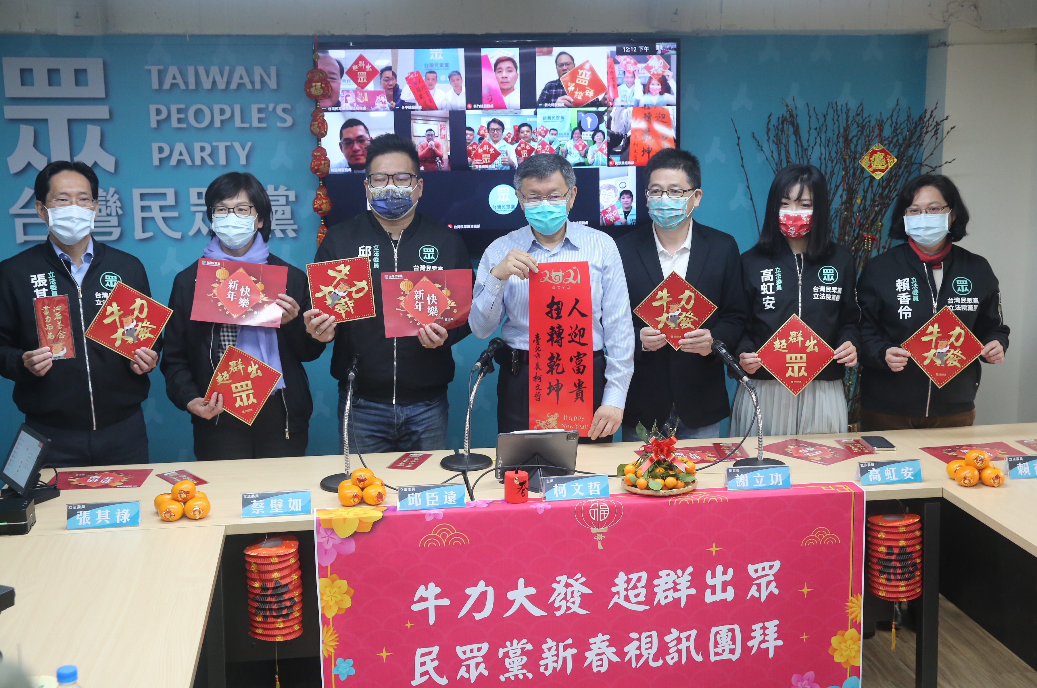 對於民眾黨黨工進駐立院黨團辦公室被批「寄生國會」，民眾黨主席、台北市長柯文哲（中）今天說，「欸拜託！我們是支援國會，整個黨部都去支援立院的工作。」