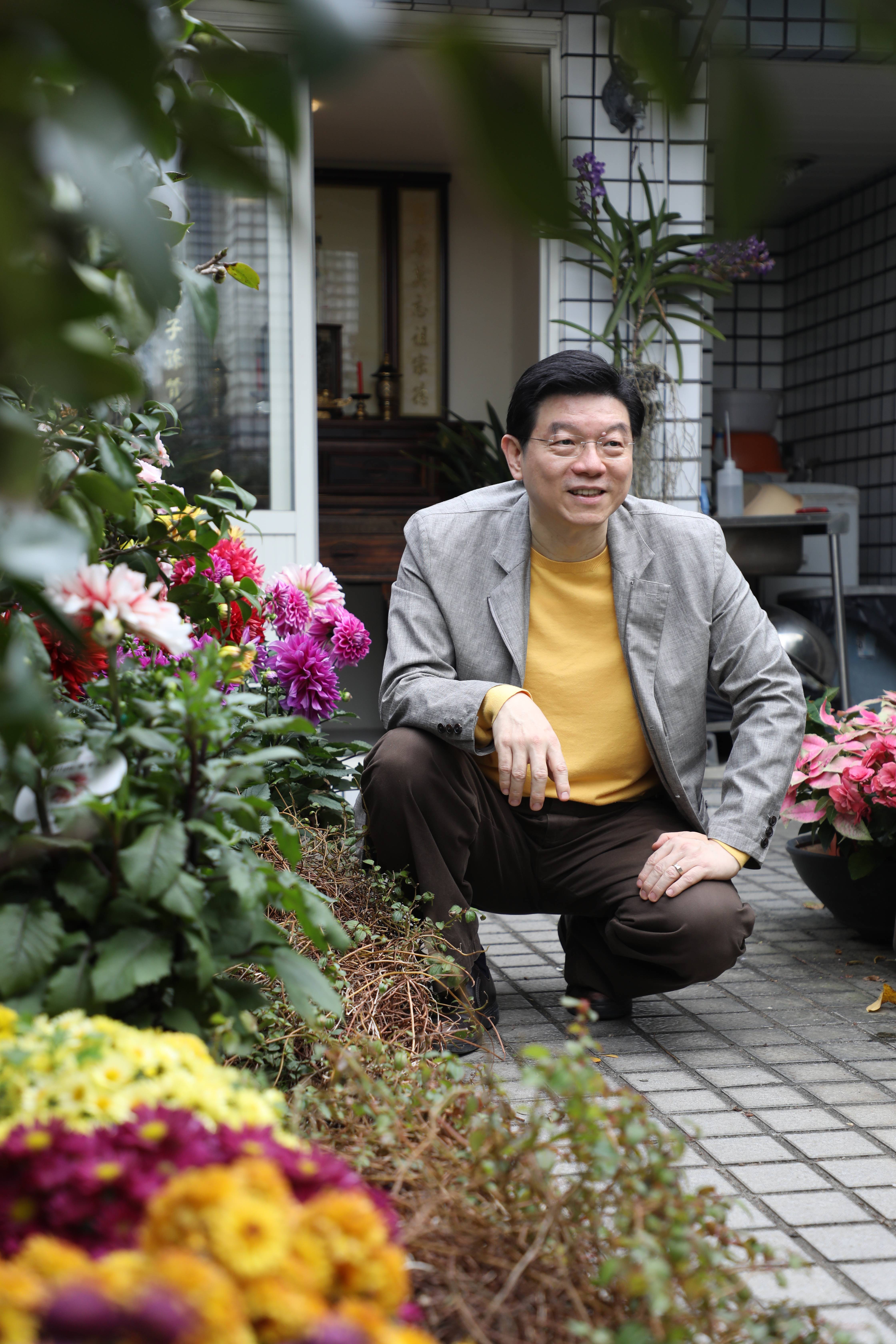 《鏡週刊》社長裴偉愛吃也愛做菜，每逢週末家庭日會在家下廚，複製記憶中的菜色，現在也公開他的廚房筆記。（何宗昇攝）