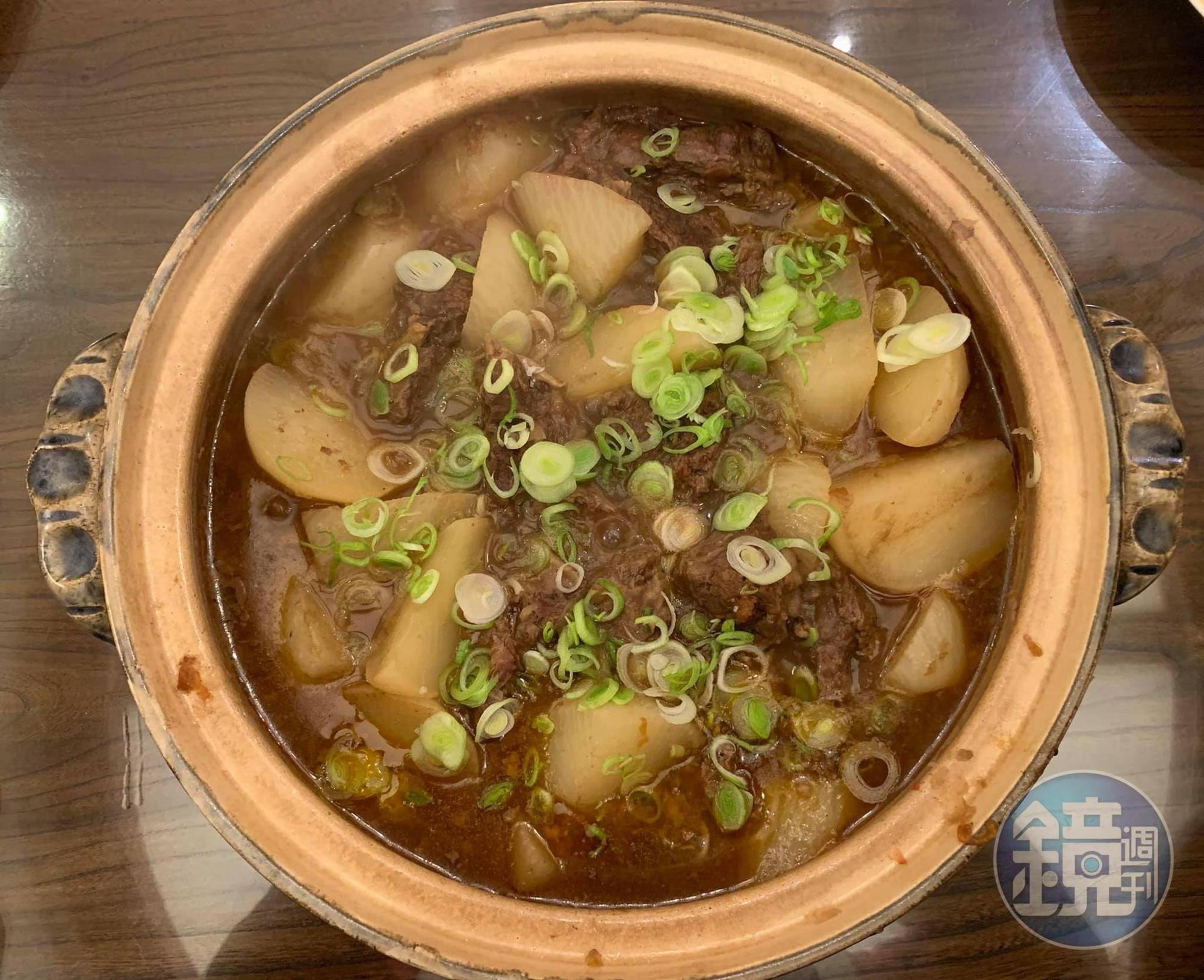 「蘿蔔牛腩煲」聽起來容易,但如果要完全不加一滴水,原汁原味煲成一鍋,需要相當大的耐心。