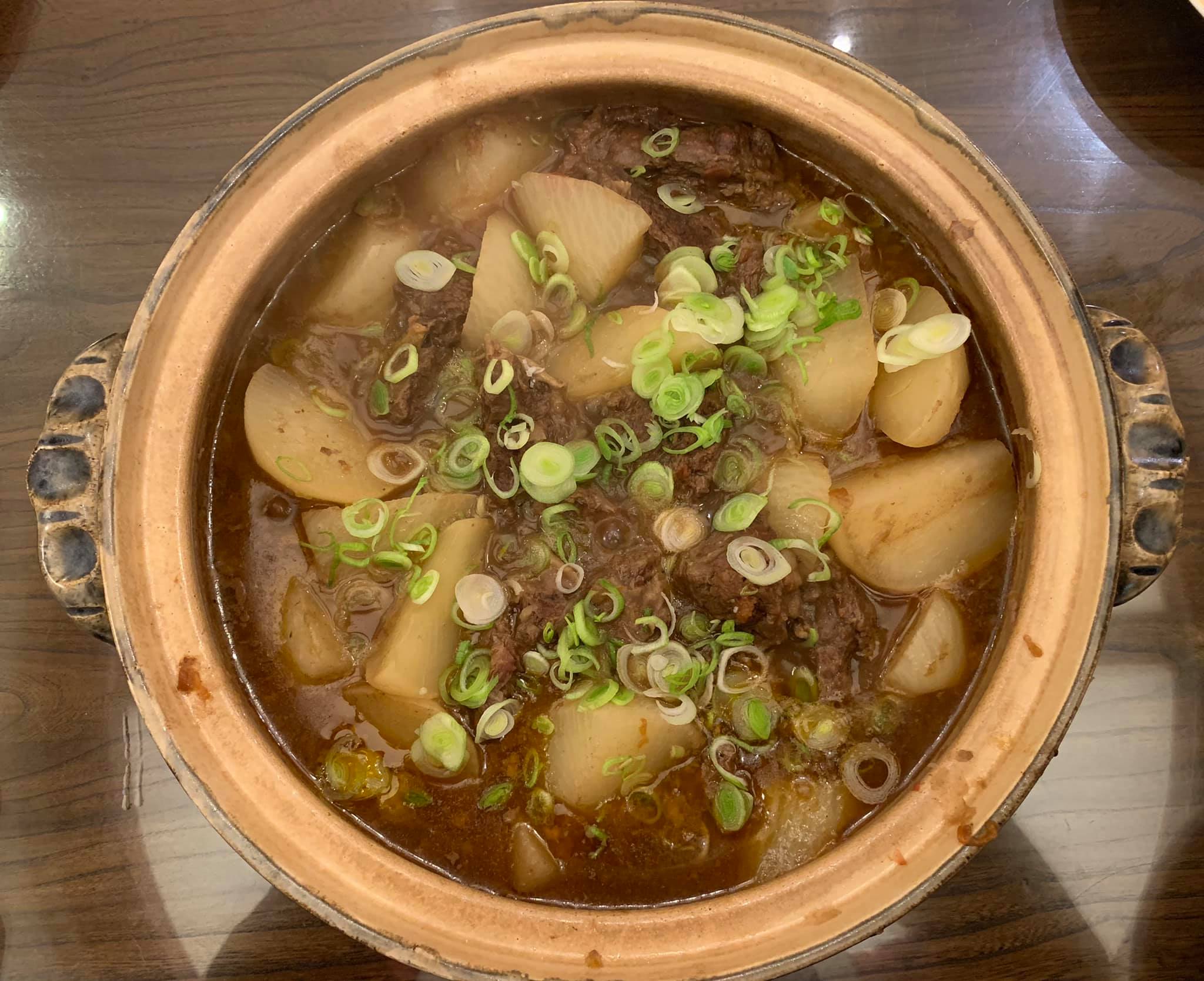 「蘿蔔牛腩煲」聽起來容易，但如果要完全不加一滴水，原汁原味煲成一鍋，需要相當大的耐心。