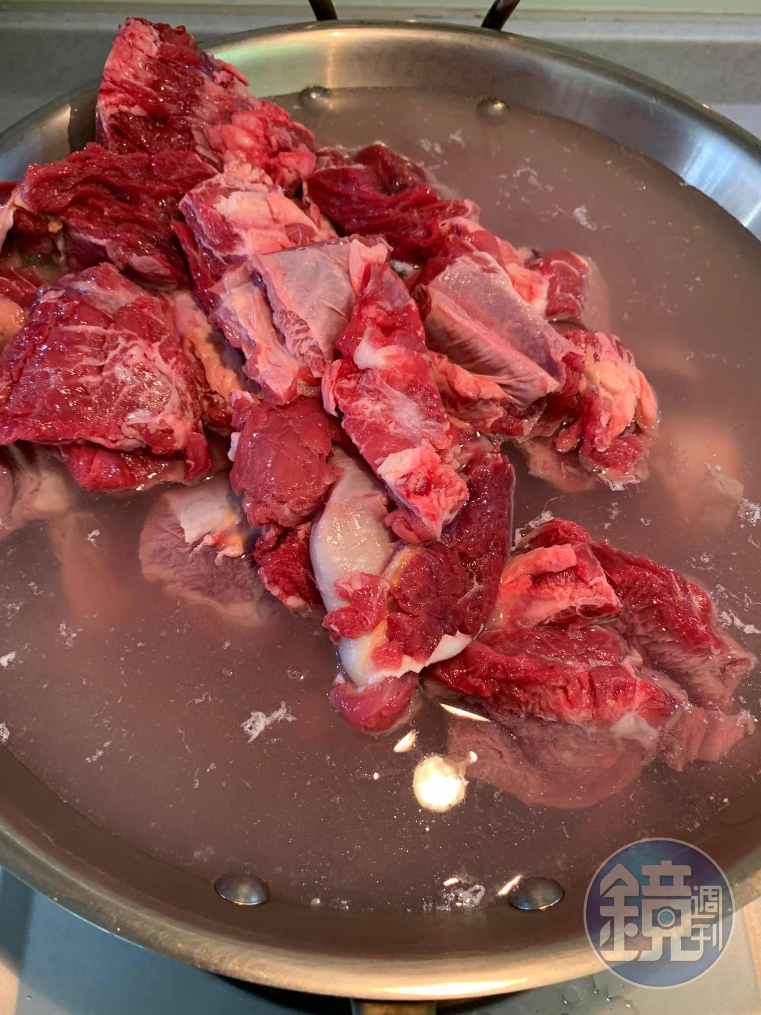 先汆燙牛肉塊。