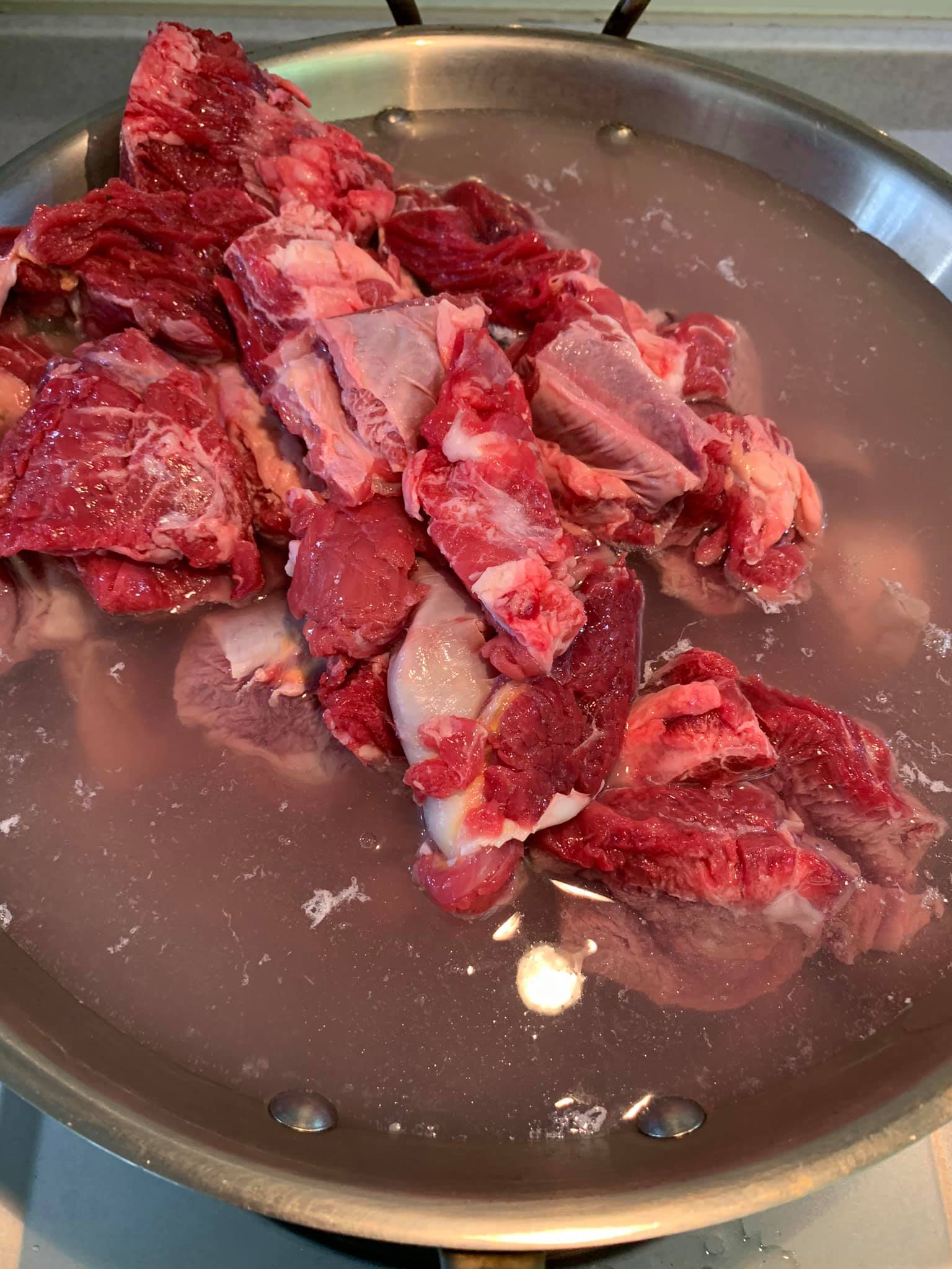 先汆燙牛肉塊。
