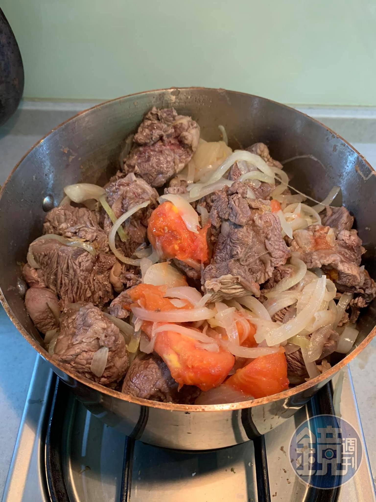 每10分鐘翻動一下銅鍋裡的肉塊與洋蔥、番茄。