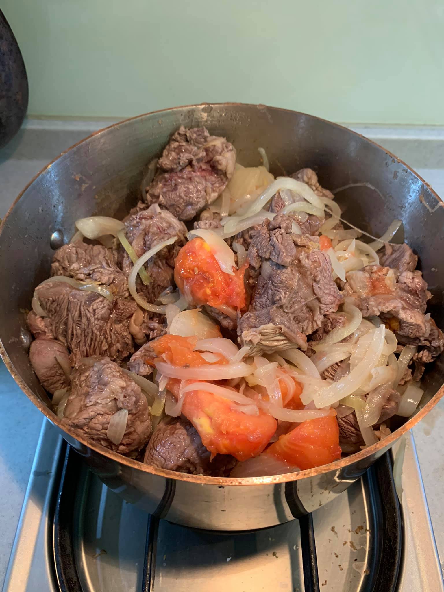 每10分鐘翻動一下銅鍋裡的肉塊與洋蔥、番茄。