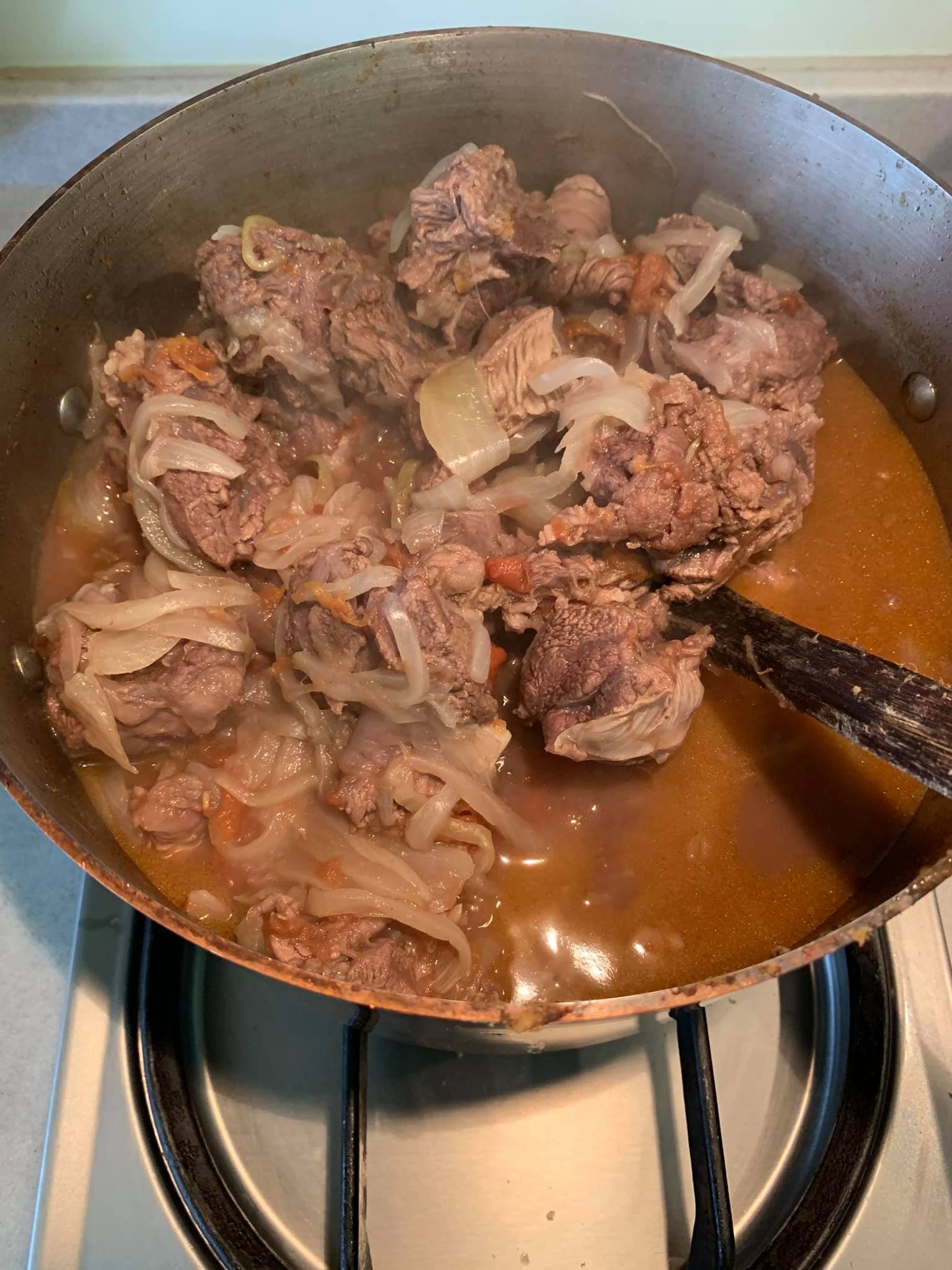 牛肉塊、洋蔥、番茄逐漸釋放甜汁。