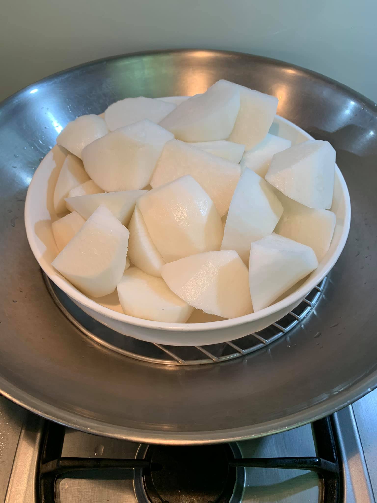 白蘿蔔塊上鍋用蒸的。